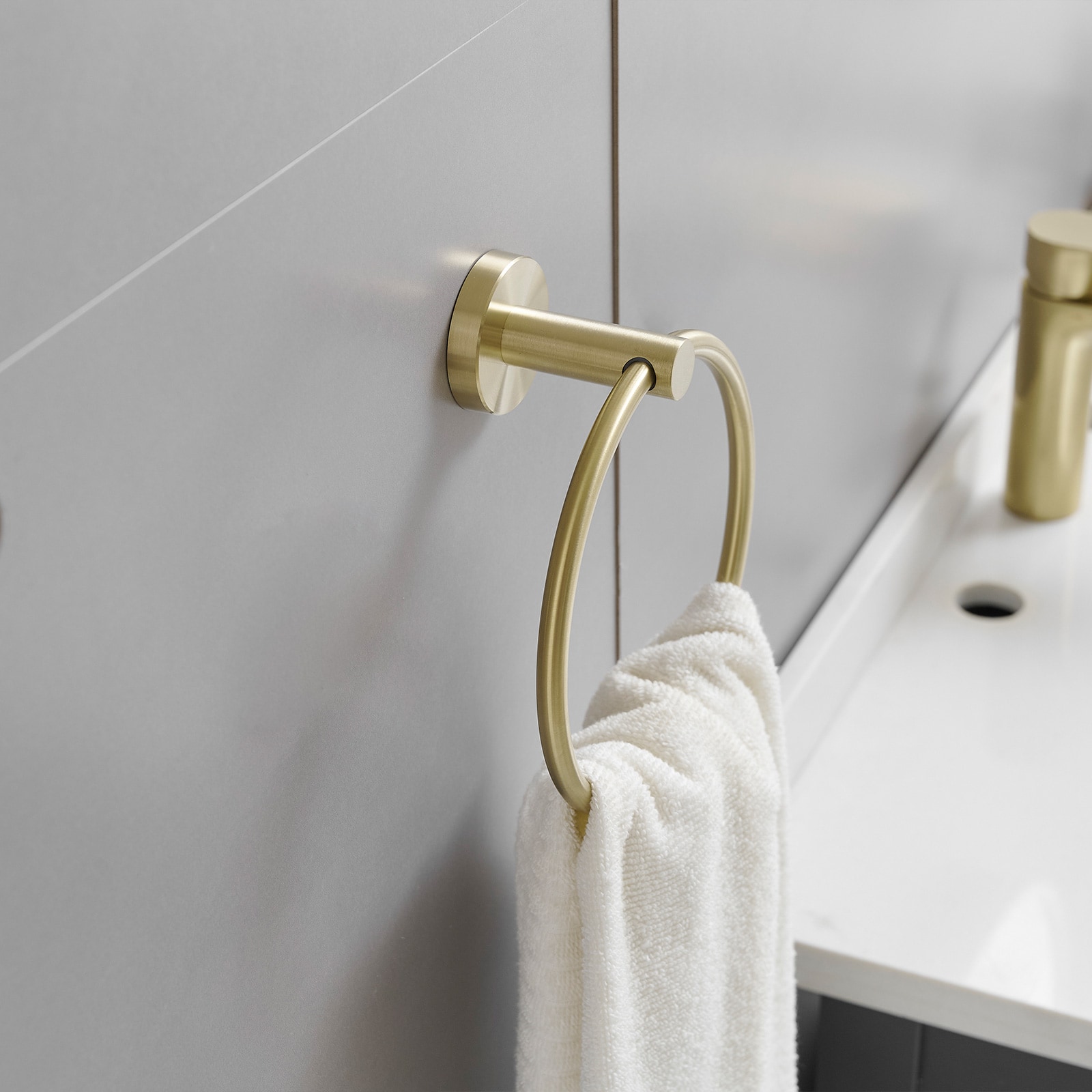 Juego de Herrajes para Baño Decorativo en Acabado Dorado Cepillado de 3 Piezas con Argolla para Toallas y Gancho para Batas incluidos A-91063-BG