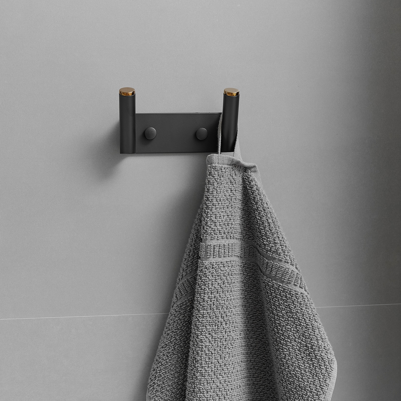 Set de accesorios para baño en negro mate de 4 piezas, incluye barra de toalla, porta papel higiénico y gancho para batas. A-91064-B.