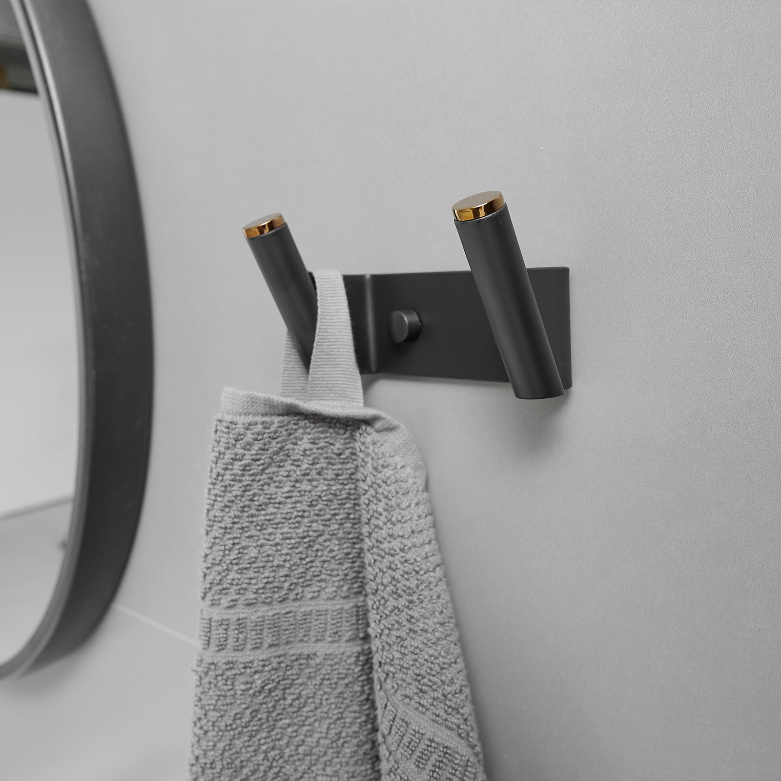 Set de accesorios para baño en negro mate de 4 piezas, incluye barra de toalla, porta papel higiénico y gancho para batas. A-91064-B.