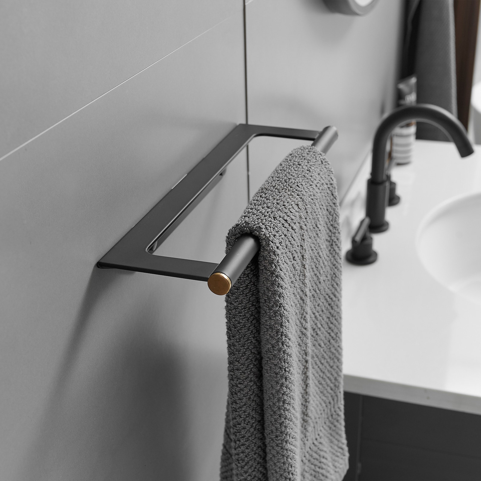 Set de accesorios para baño en negro mate de 4 piezas, incluye barra de toalla, porta papel higiénico y gancho para batas. A-91064-B.