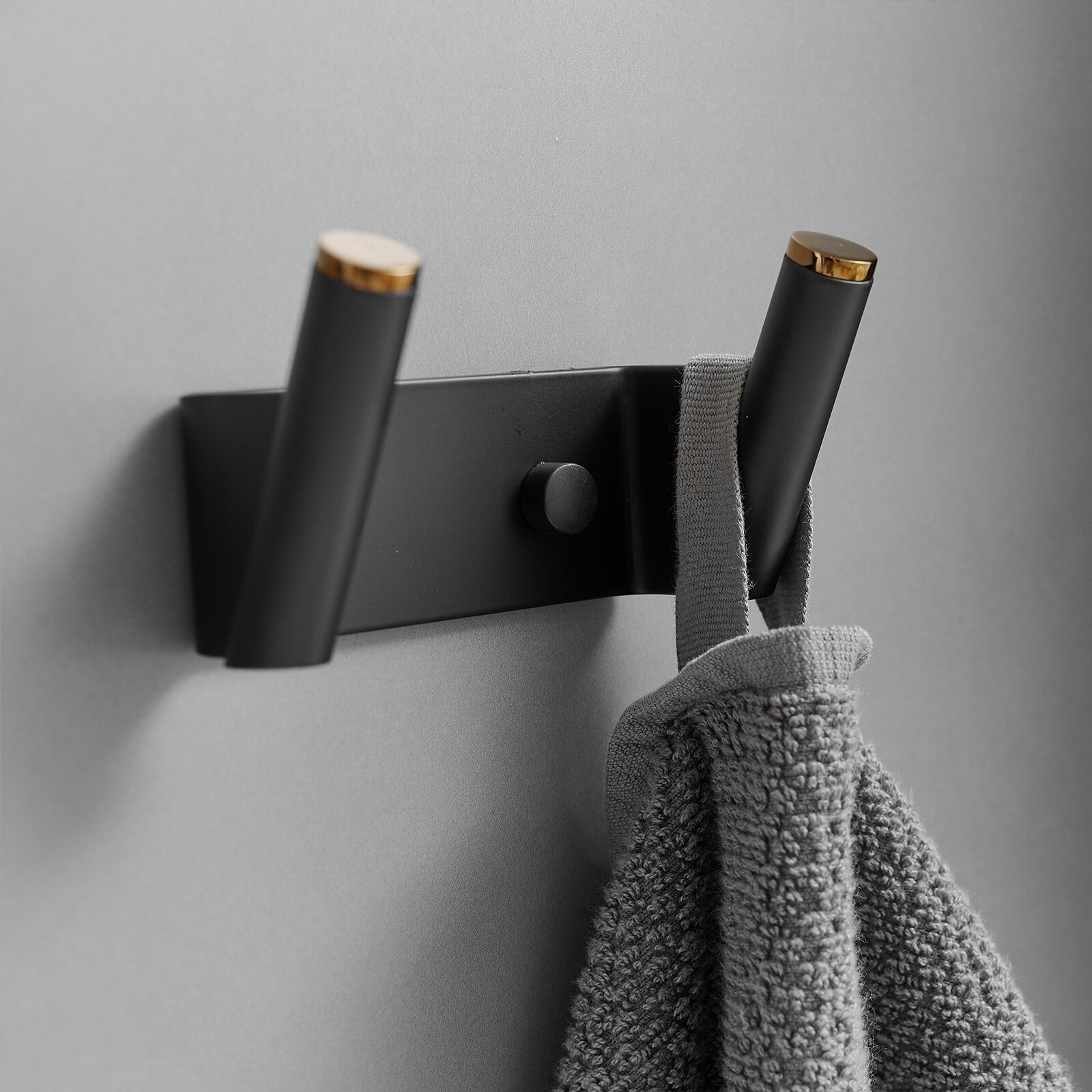 Set de accesorios para baño en negro mate de 4 piezas, incluye barra de toalla, porta papel higiénico y gancho para batas. A-91064-B.