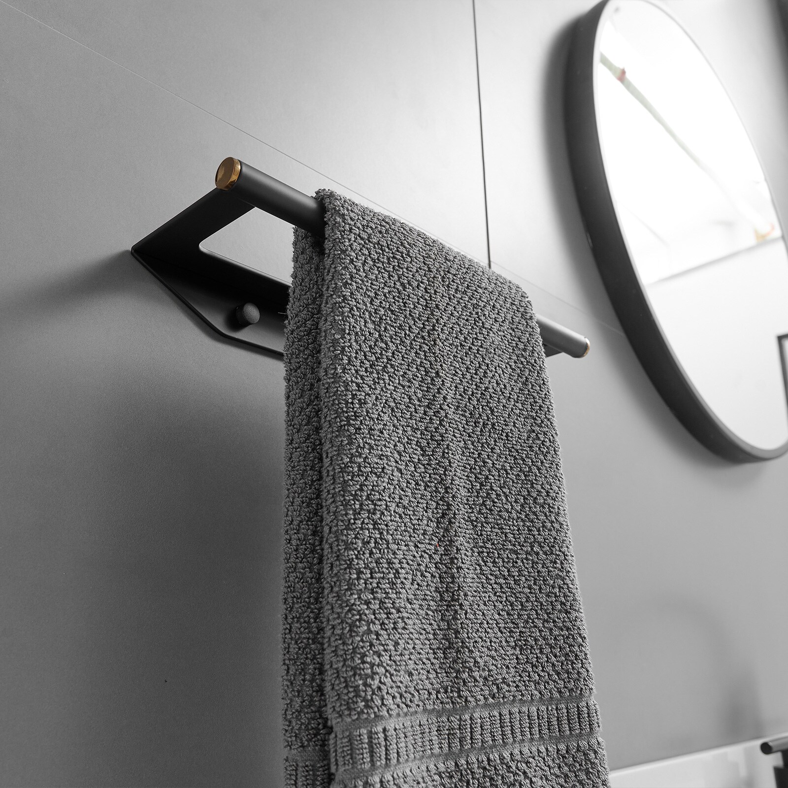 Set de accesorios para baño en negro mate de 4 piezas, incluye barra de toalla, porta papel higiénico y gancho para batas. A-91064-B.