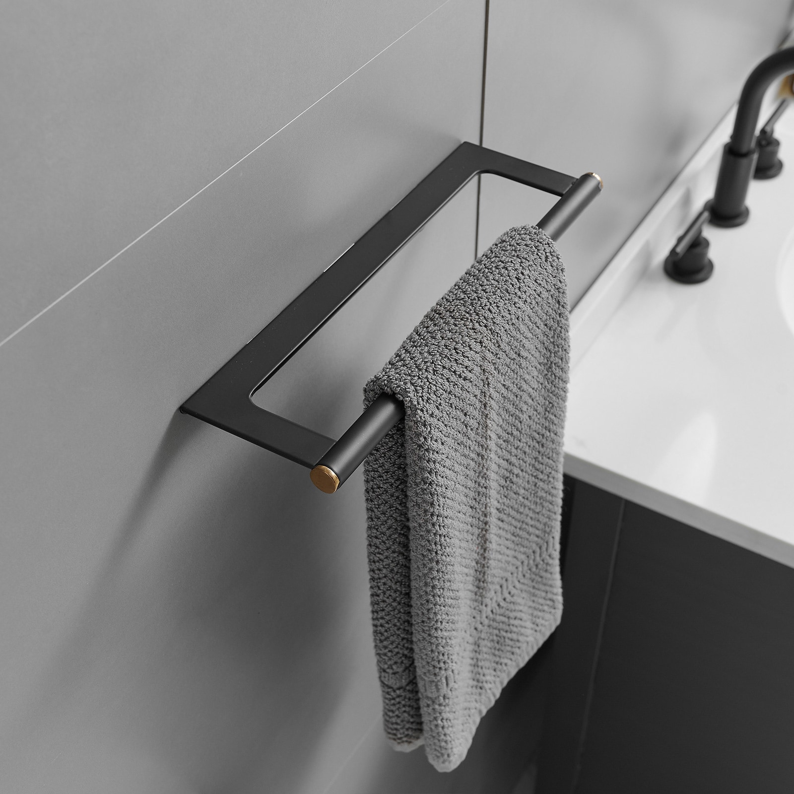 Set de accesorios para baño en negro mate de 4 piezas, incluye barra de toalla, porta papel higiénico y gancho para batas. A-91064-B.