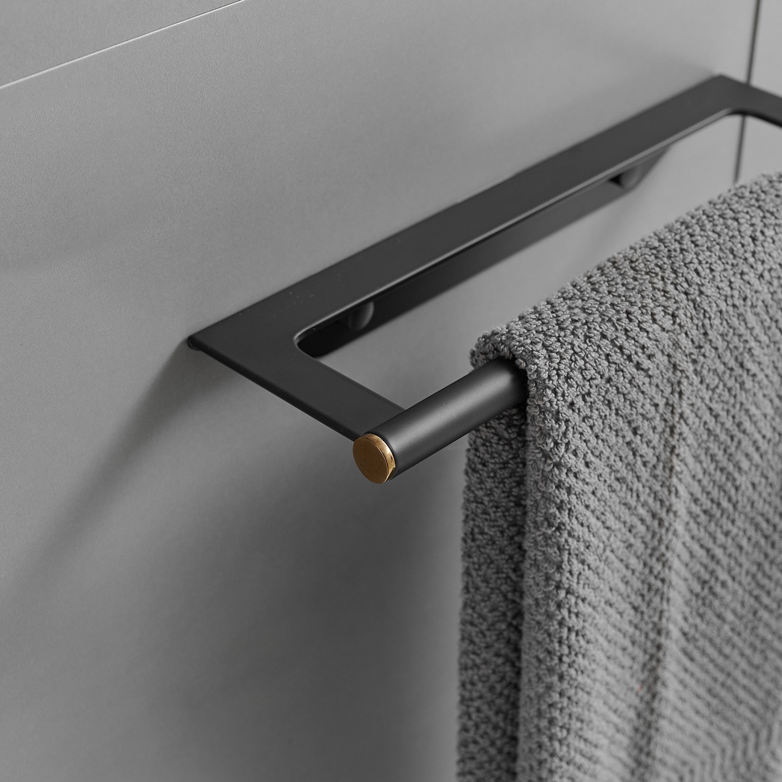 Set de accesorios para baño en negro mate de 4 piezas, incluye barra de toalla, porta papel higiénico y gancho para batas. A-91064-B.