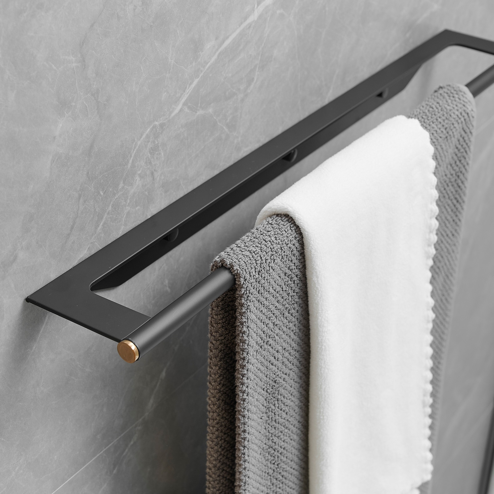Set de accesorios para baño en negro mate de 4 piezas, incluye barra de toalla, porta papel higiénico y gancho para batas. A-91064-B.