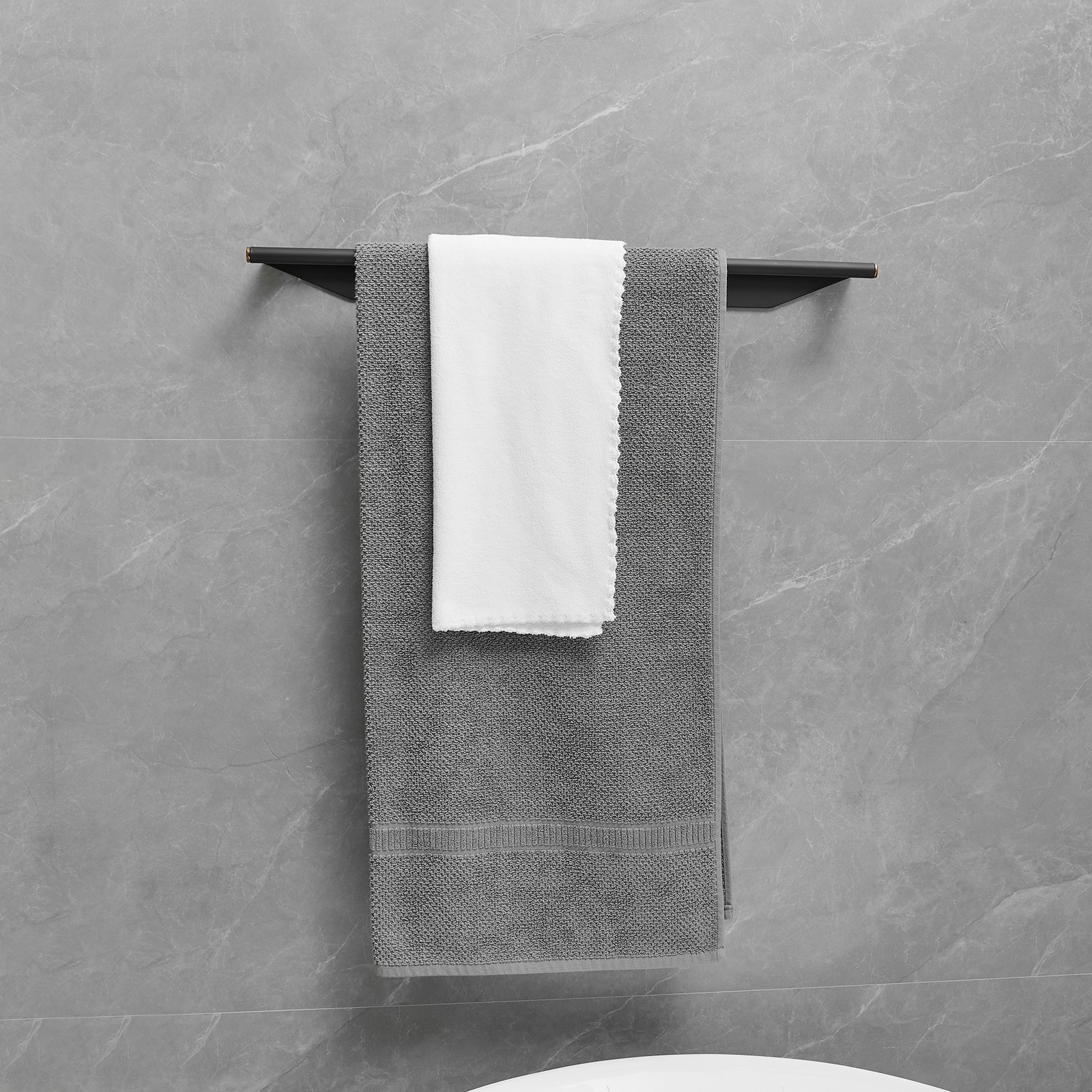 Set de accesorios para baño en negro mate de 4 piezas, incluye barra de toalla, porta papel higiénico y gancho para batas. A-91064-B.