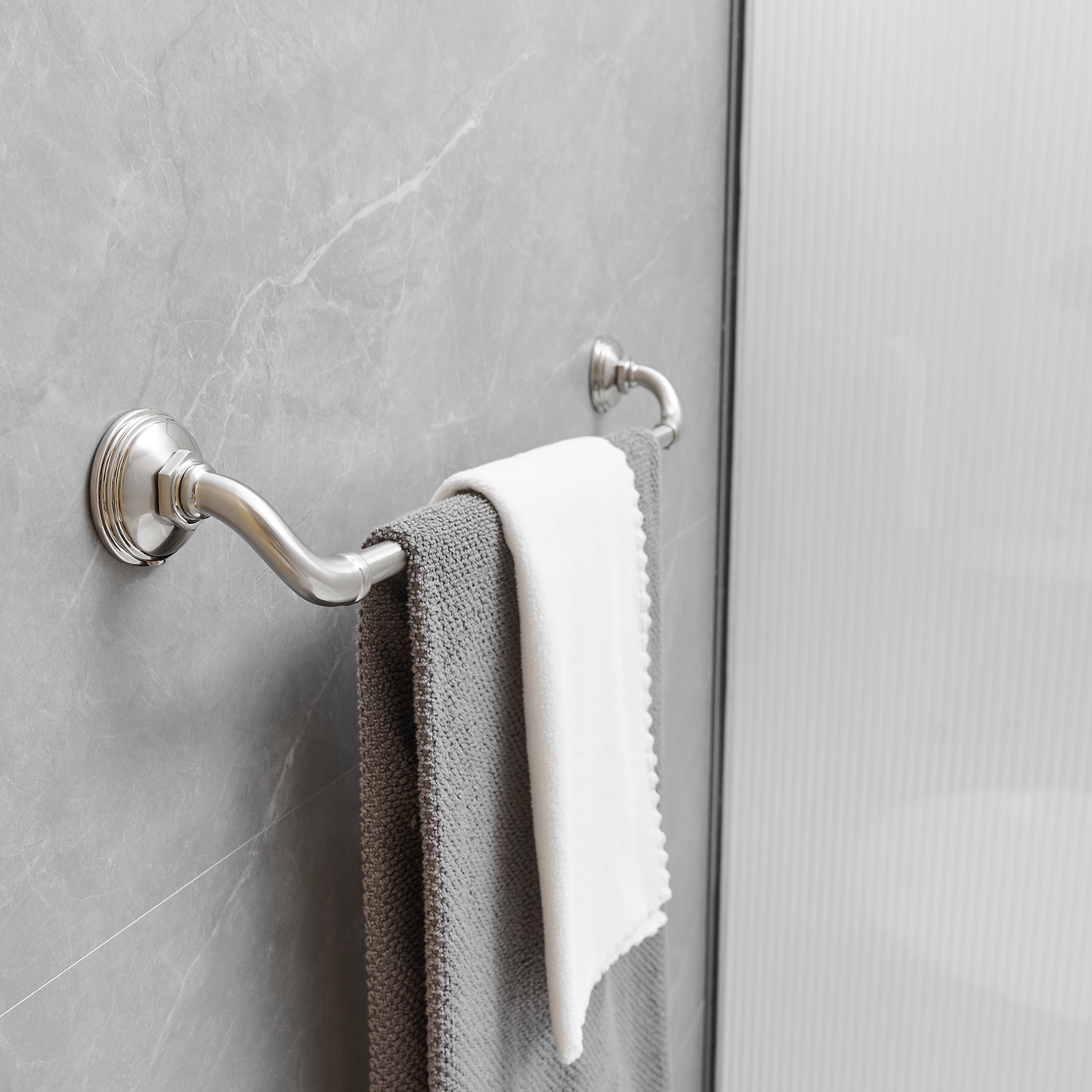 Juego de accesorios decorativos para baño de níquel cepillado de 4 piezas: barra de toalla, porta papel higiénico y gancho para batas incluidos A-91067-N