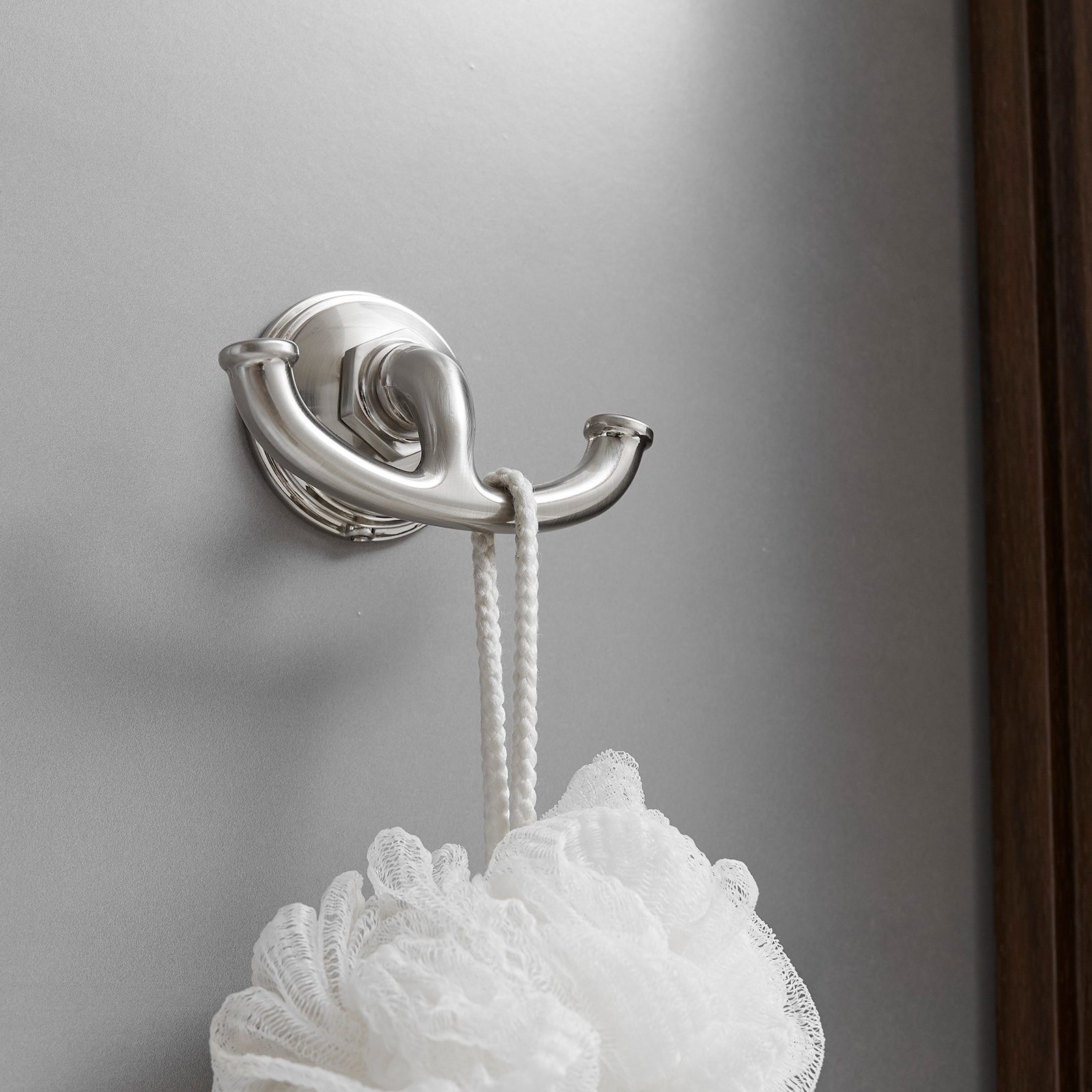 Juego de accesorios decorativos para baño de níquel cepillado de 4 piezas: barra de toalla, porta papel higiénico y gancho para batas incluidos A-91067-N
