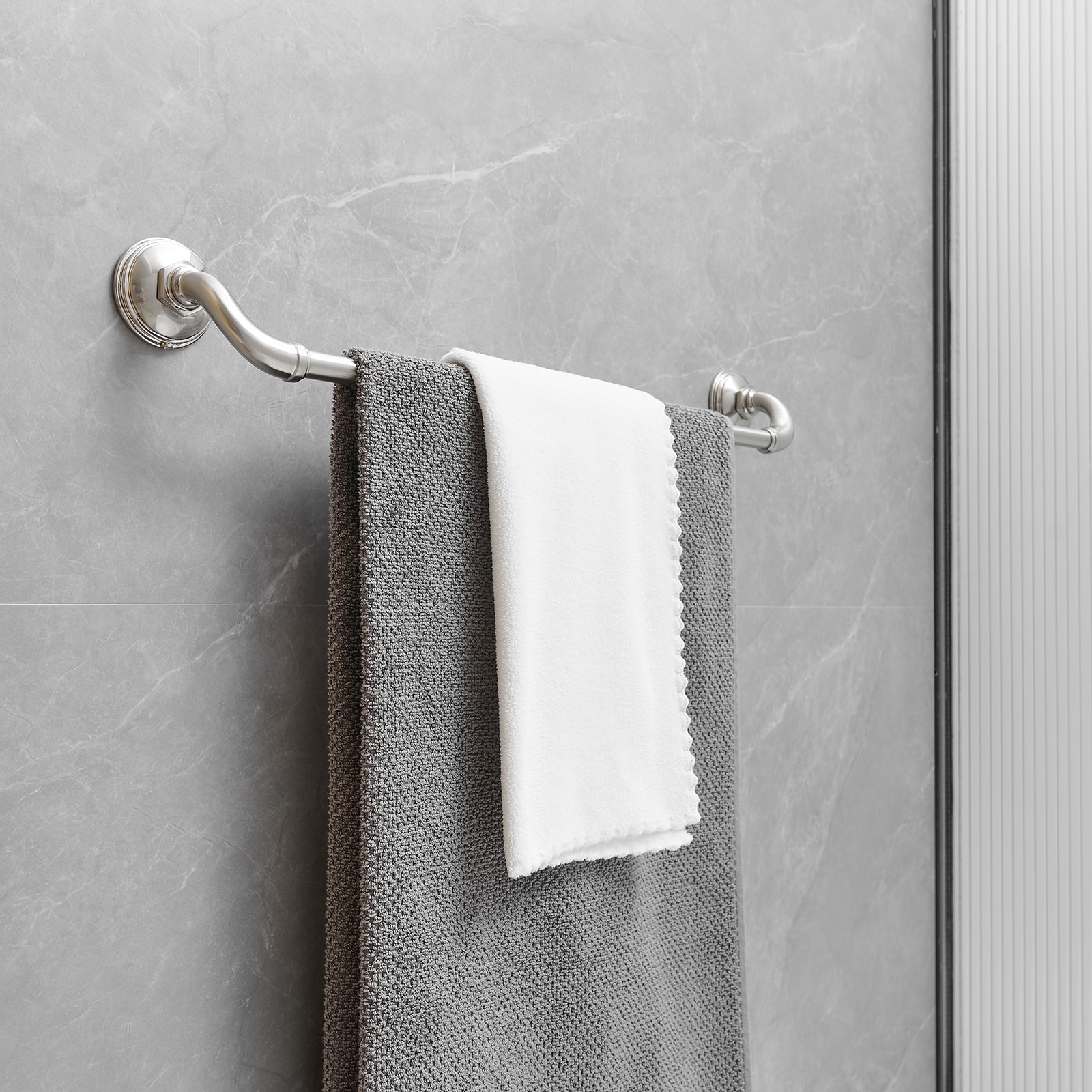 Juego de accesorios decorativos para baño de níquel cepillado de 4 piezas: barra de toalla, porta papel higiénico y gancho para batas incluidos A-91067-N