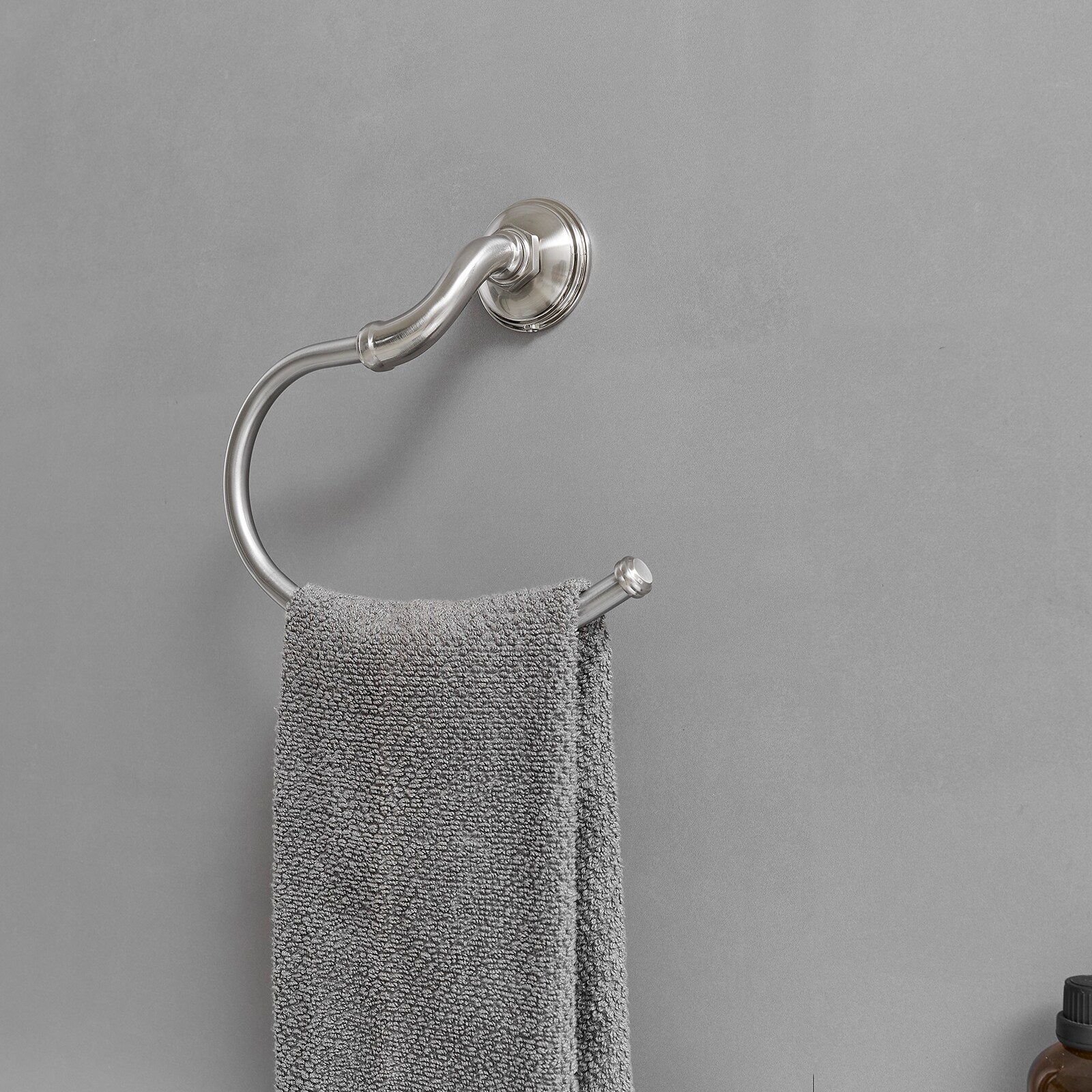 Juego de accesorios decorativos para baño de níquel cepillado de 4 piezas: barra de toalla, porta papel higiénico y gancho para batas incluidos A-91067-N