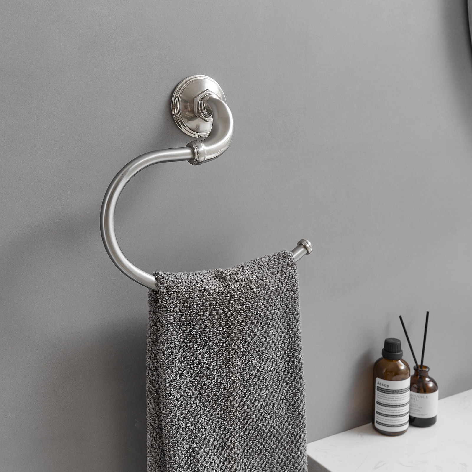 Juego de accesorios decorativos para baño de níquel cepillado de 4 piezas: barra de toalla, porta papel higiénico y gancho para batas incluidos A-91067-N