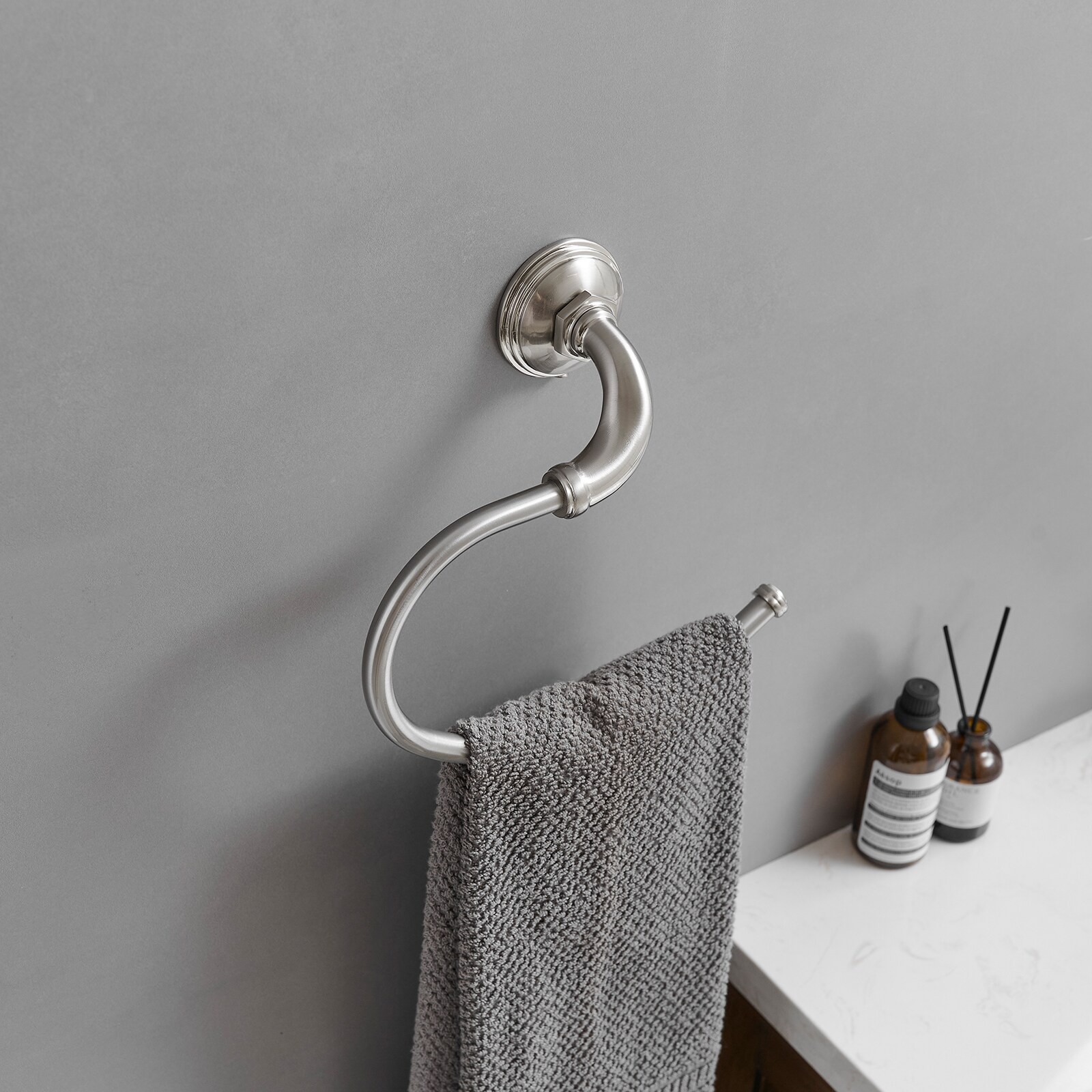 Juego de accesorios decorativos para baño de níquel cepillado de 4 piezas: barra de toalla, porta papel higiénico y gancho para batas incluidos A-91067-N