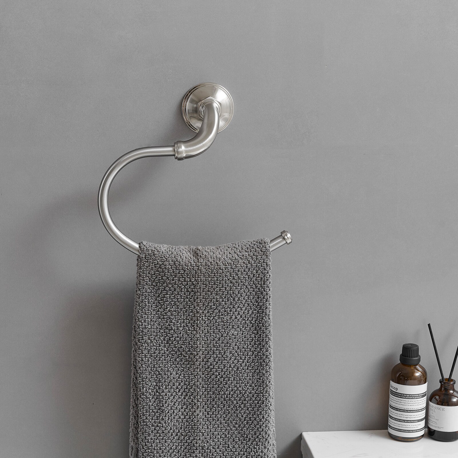 Juego de accesorios decorativos para baño de níquel cepillado de 4 piezas: barra de toalla, porta papel higiénico y gancho para batas incluidos A-91067-N