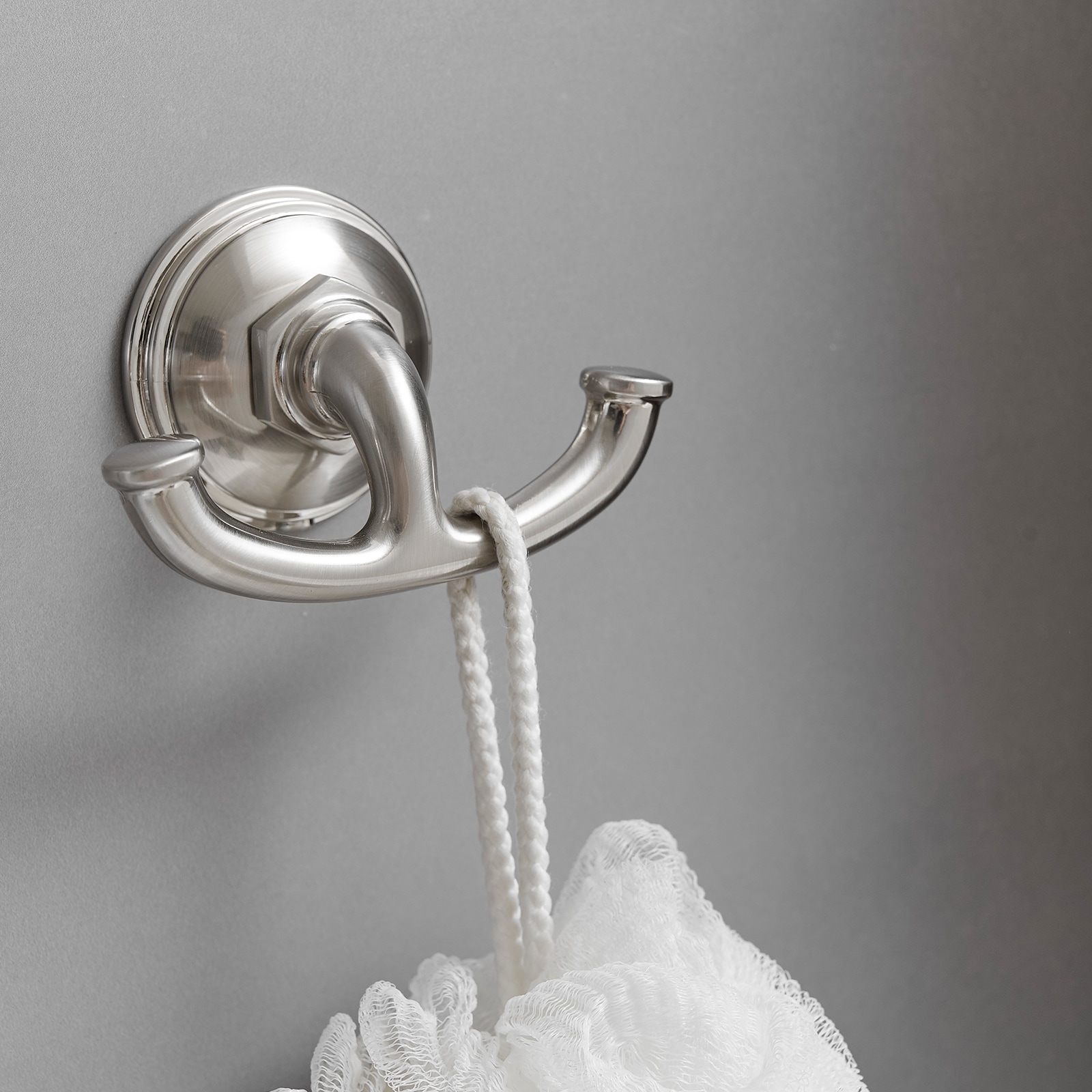 Juego de accesorios decorativos para baño de níquel cepillado de 4 piezas: barra de toalla, porta papel higiénico y gancho para batas incluidos A-91067-N