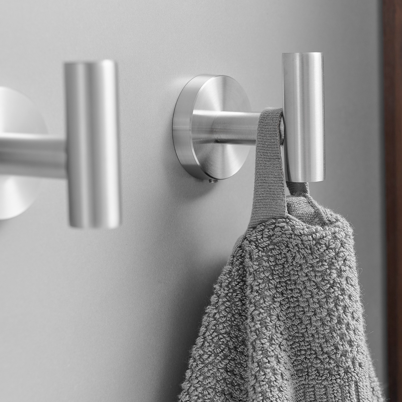 Juego de Accesorios de Baño Decorativos de Níquel Cepillado de 4 Piezas Incluye Portarrollos de Papel Higiénico, Toallero, y Gancho para Bata