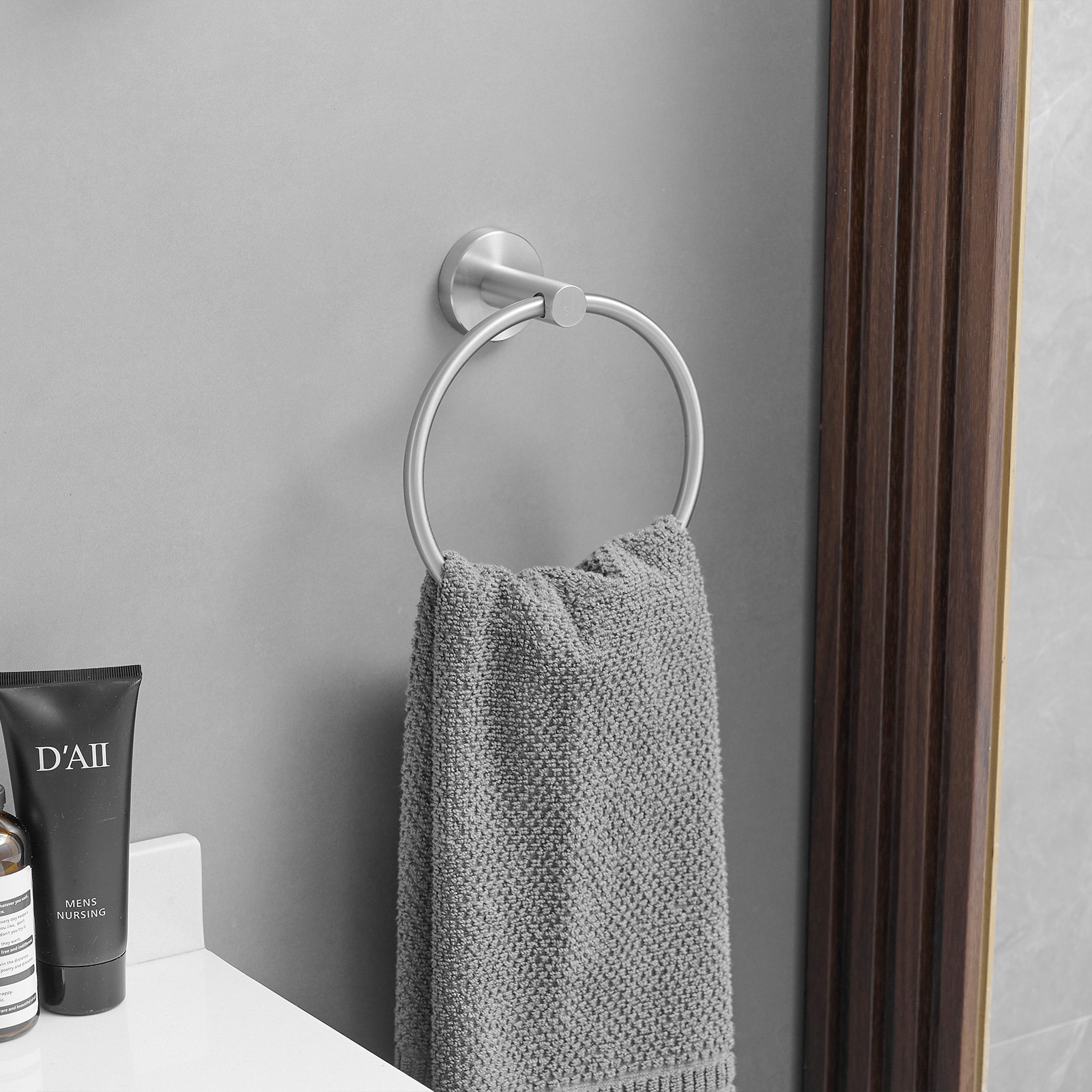 Juego de Accesorios de Baño Decorativos de Níquel Cepillado de 4 Piezas Incluye Portarrollos de Papel Higiénico, Toallero, y Gancho para Bata