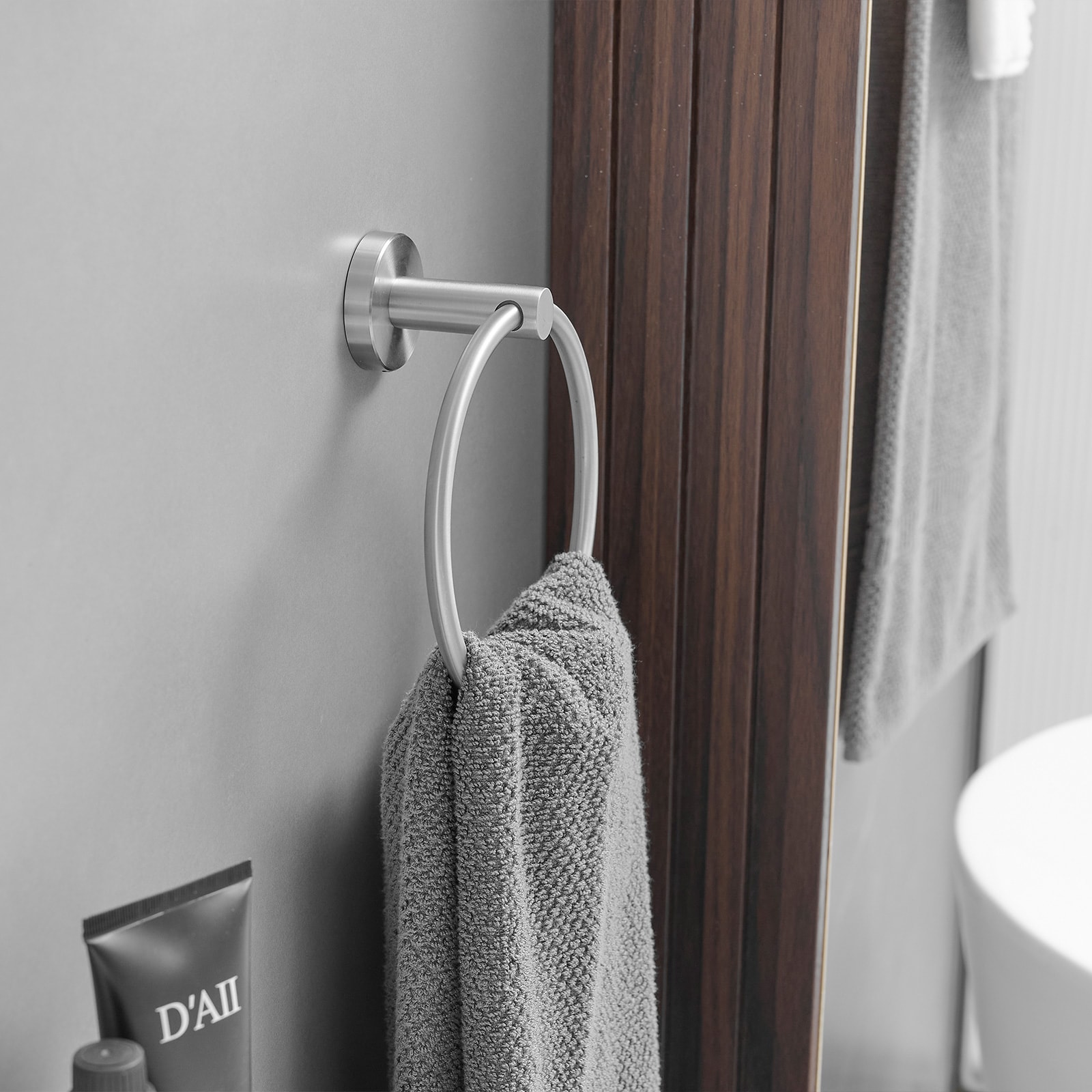 Juego de Accesorios de Baño Decorativos de Níquel Cepillado de 4 Piezas Incluye Portarrollos de Papel Higiénico, Toallero, y Gancho para Bata