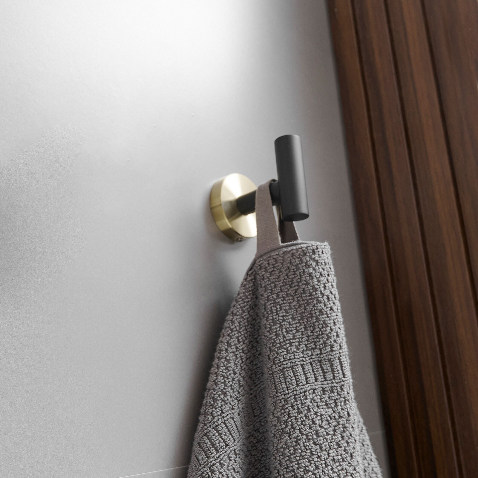 Juego de Accesorios de Baño Decorativos Negro y Dorado de 3 Piezas - Barra de Toallas, Porta Papel Higiénico y Gancho para Batas Incluidos A-91062-GBK-3