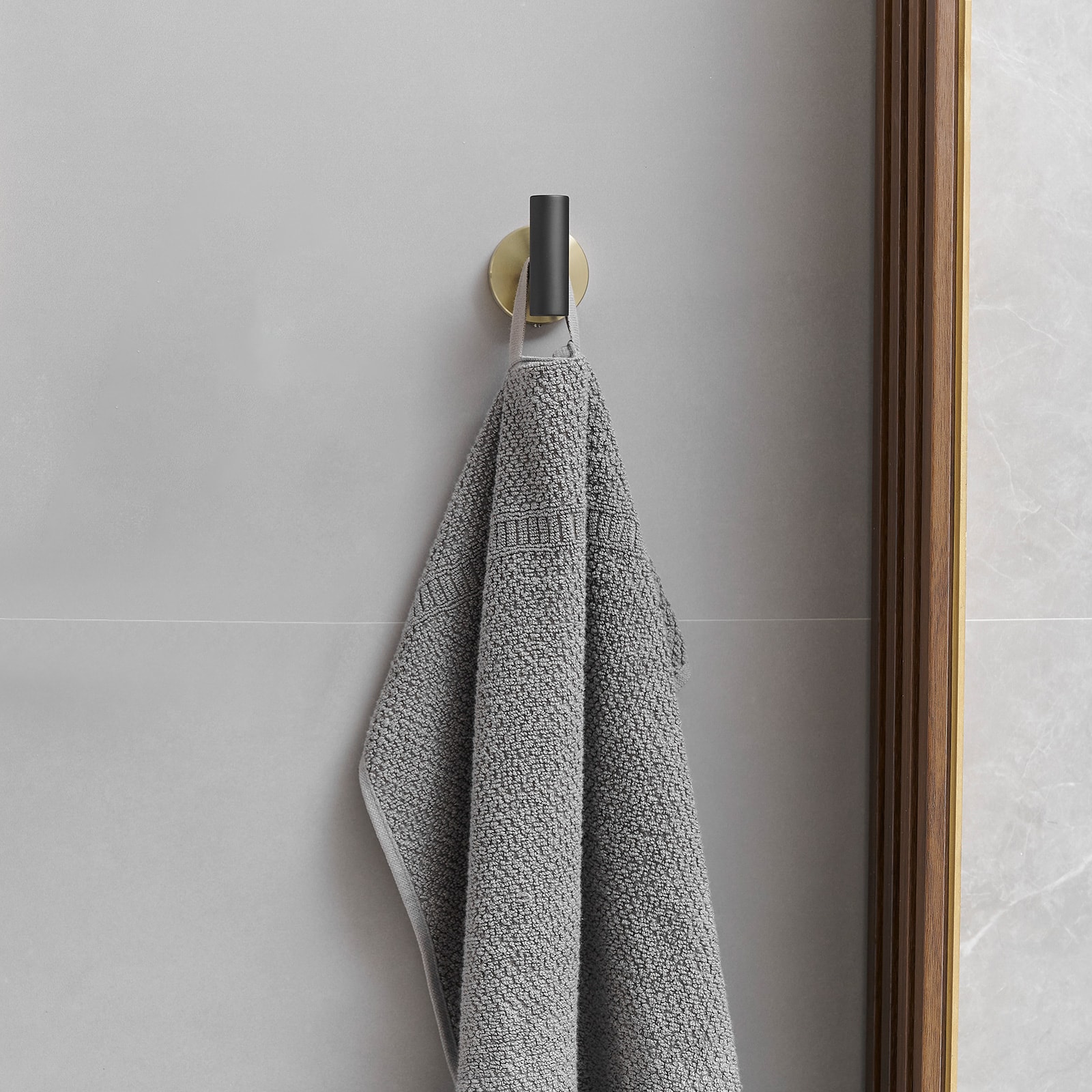 Juego de Accesorios de Baño Decorativos Negro y Dorado de 3 Piezas - Barra de Toallas, Porta Papel Higiénico y Gancho para Batas Incluidos A-91062-GBK-3