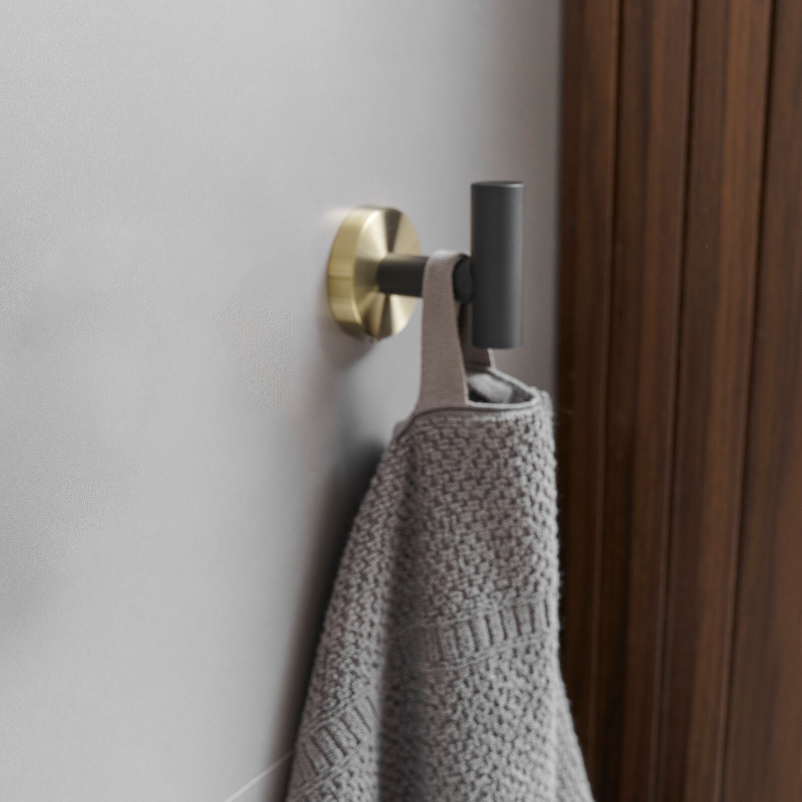 Juego de Accesorios de Baño Decorativos Negro y Dorado de 3 Piezas - Barra de Toallas, Porta Papel Higiénico y Gancho para Batas Incluidos A-91062-GBK-3