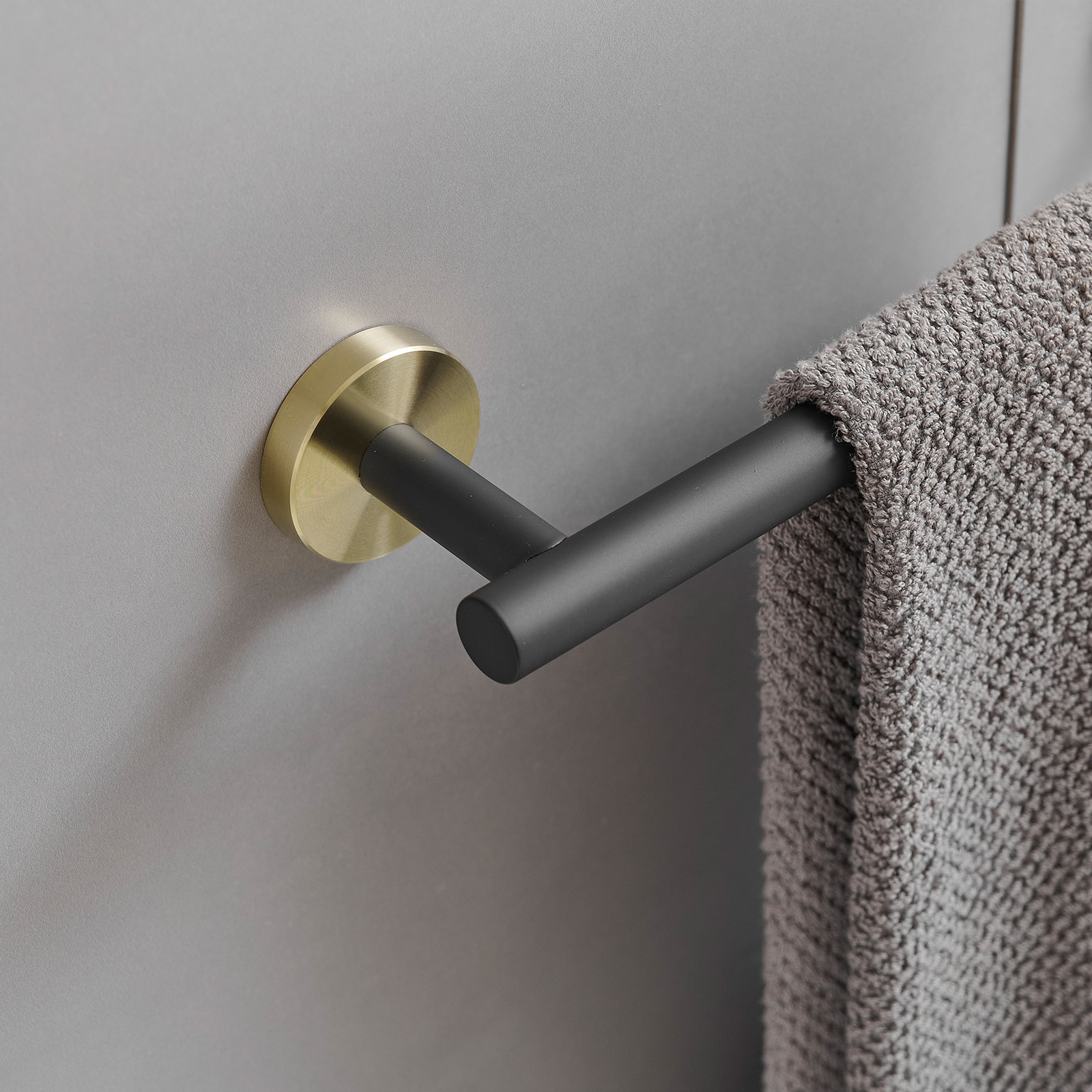 Juego de Accesorios de Baño Decorativos Negro y Dorado de 3 Piezas - Barra de Toallas, Porta Papel Higiénico y Gancho para Batas Incluidos A-91062-GBK-3