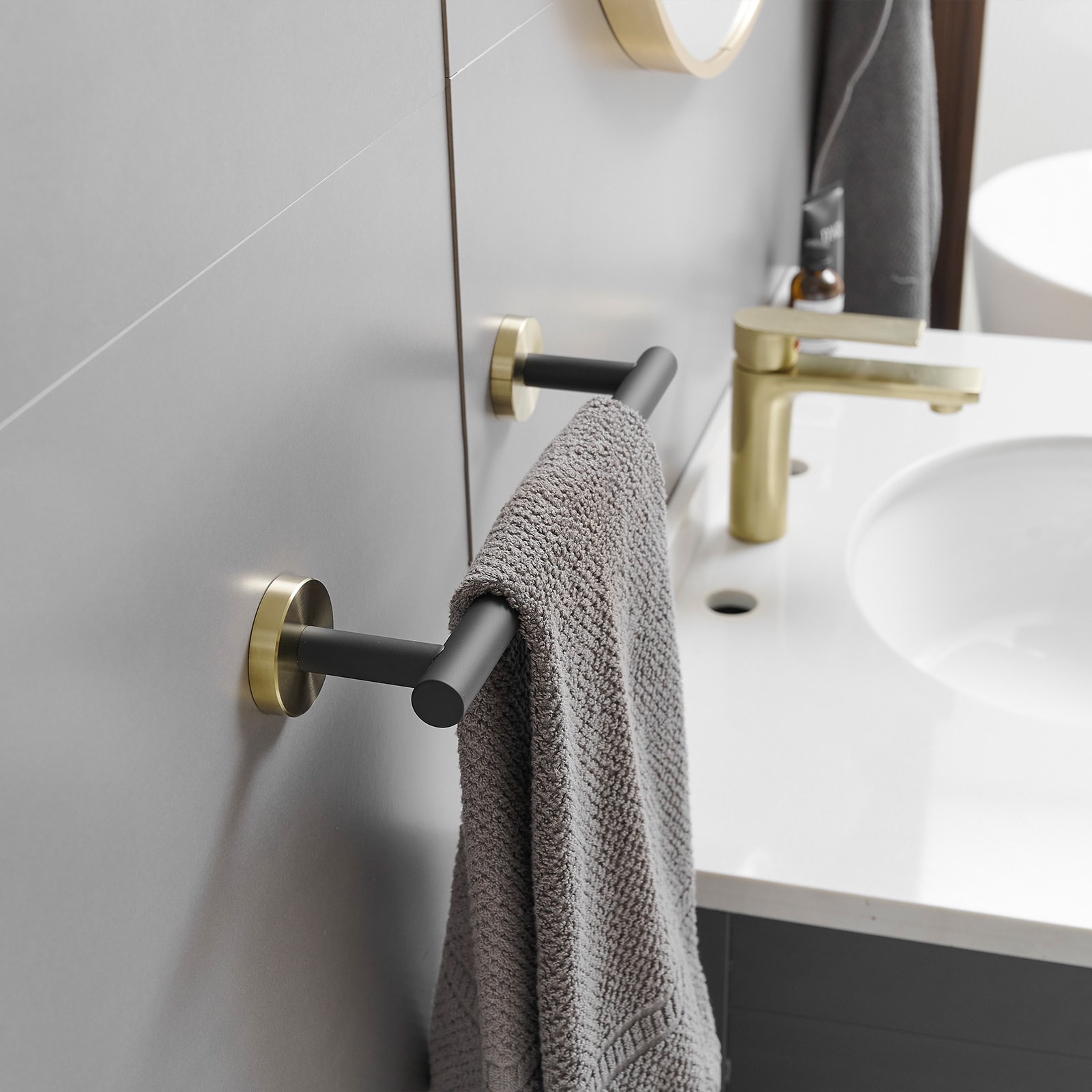 Juego de Accesorios de Baño Decorativos Negro y Dorado de 3 Piezas - Barra de Toallas, Porta Papel Higiénico y Gancho para Batas Incluidos A-91062-GBK-3