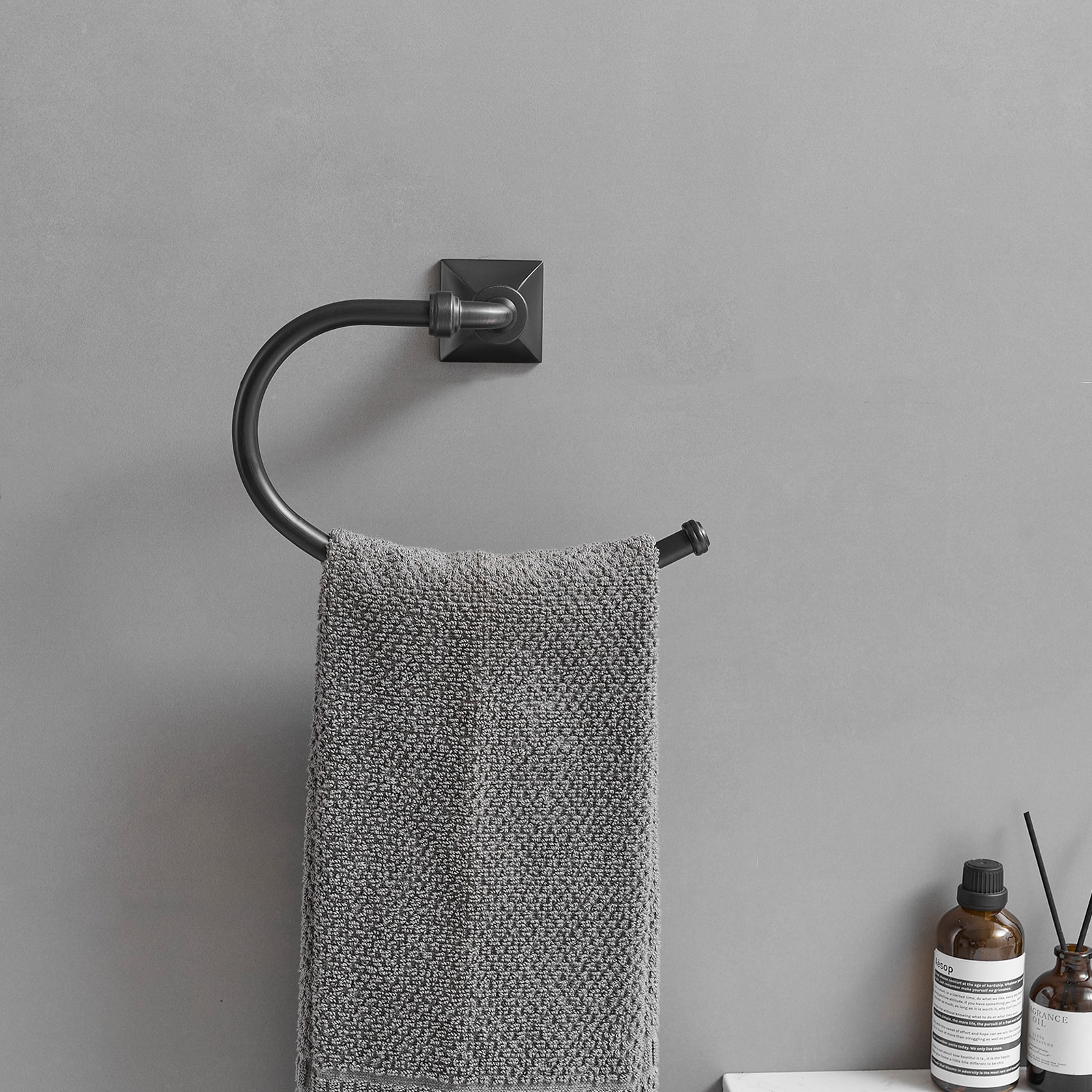 Juego de Accesorios para Baño en Bronce Frotado con Aceite de 4 Piezas - Barra de Toallas, Porta Papel Higiénico, Gancho para Batas incluido A-91068-ORB