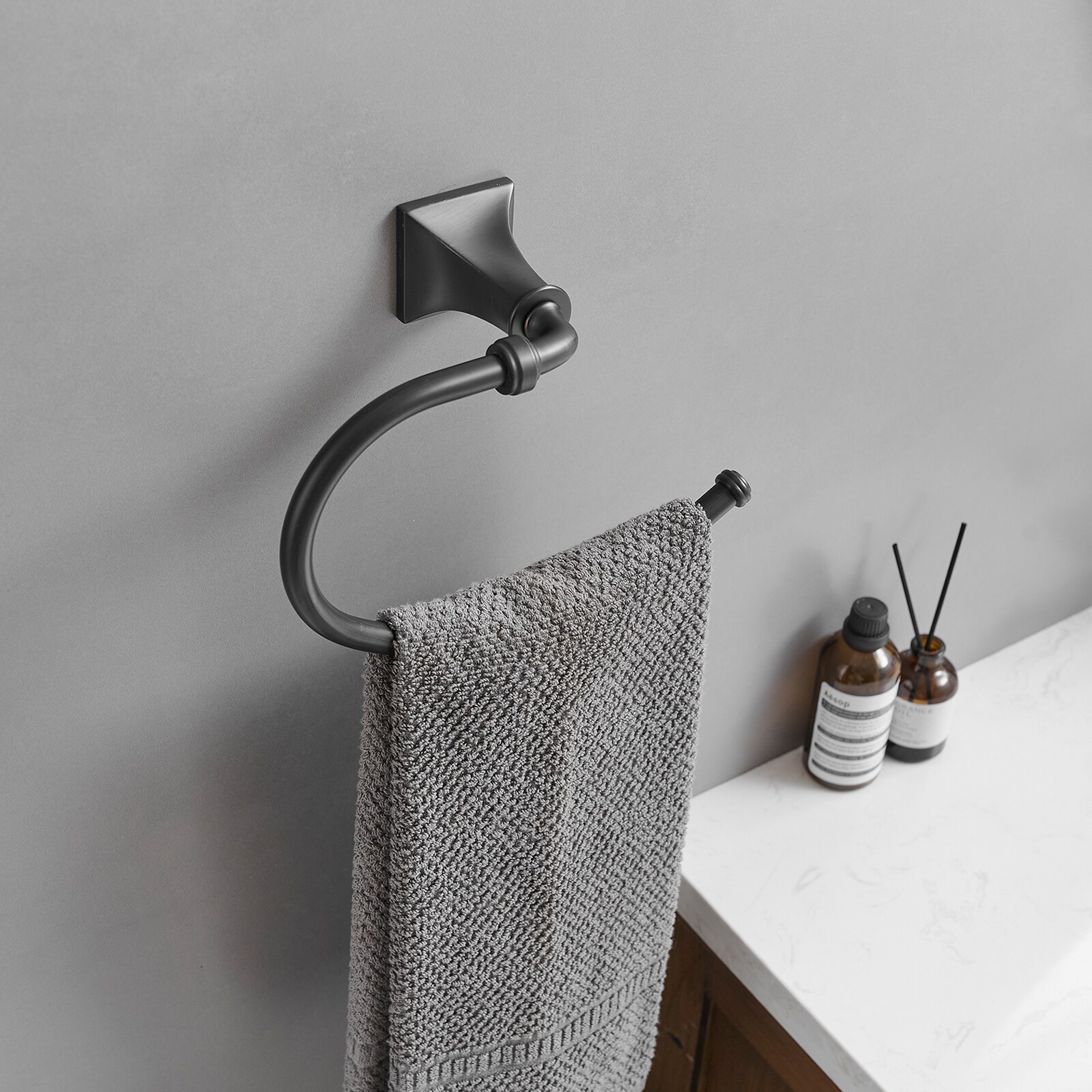 Juego de Accesorios para Baño en Bronce Frotado con Aceite de 4 Piezas - Barra de Toallas, Porta Papel Higiénico, Gancho para Batas incluido A-91068-ORB