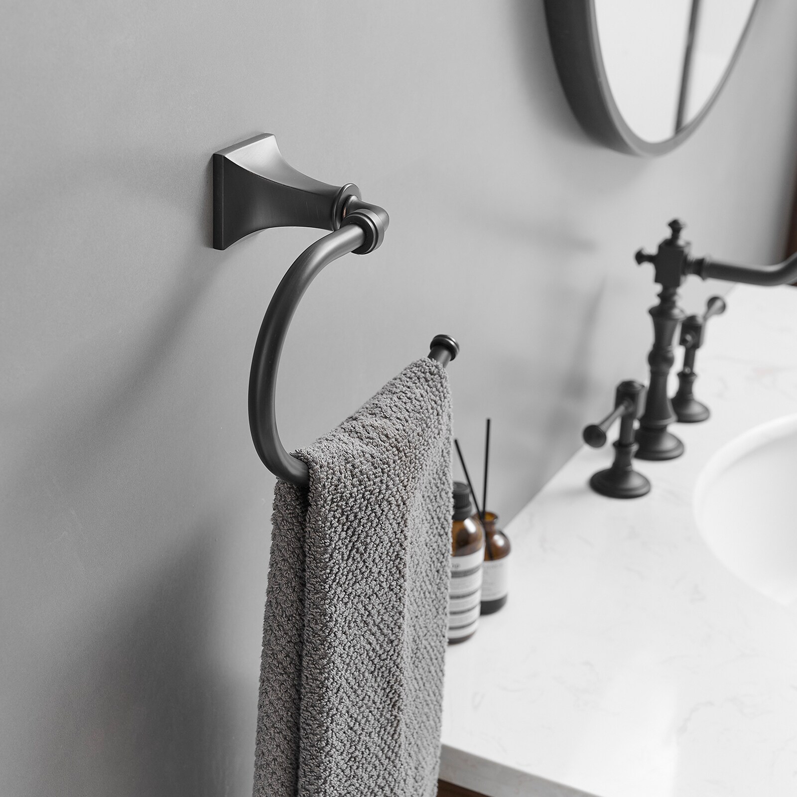 Juego de Accesorios para Baño en Bronce Frotado con Aceite de 4 Piezas - Barra de Toallas, Porta Papel Higiénico, Gancho para Batas incluido A-91068-ORB