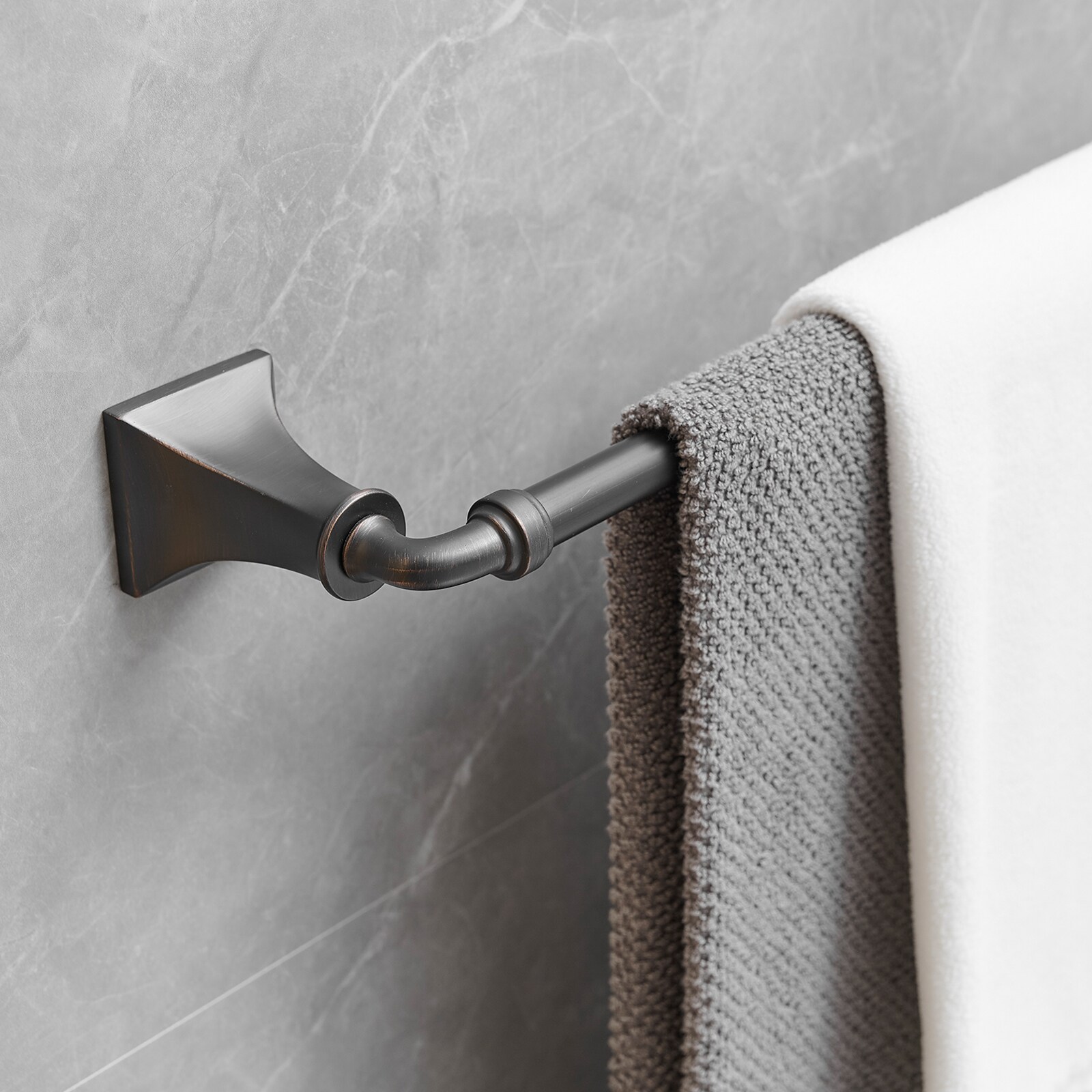 Juego de Accesorios para Baño en Bronce Frotado con Aceite de 4 Piezas - Barra de Toallas, Porta Papel Higiénico, Gancho para Batas incluido A-91068-ORB