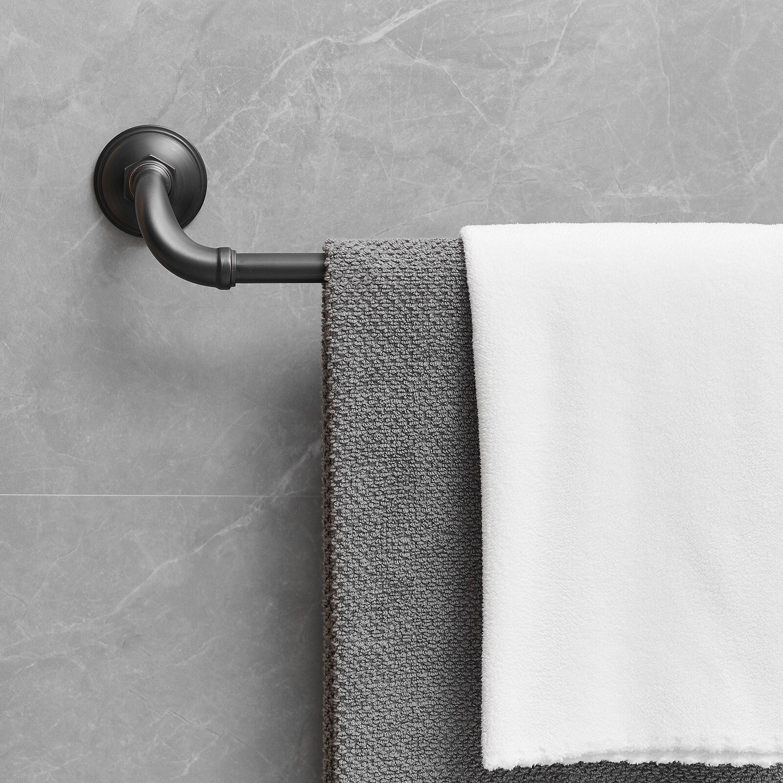 Juego de accesorios decorativos para baño en bronce frotado con aceite de 4 piezas: barra de toalla, porta papel higiénico, gancho para batas incluido A-91067-ORB