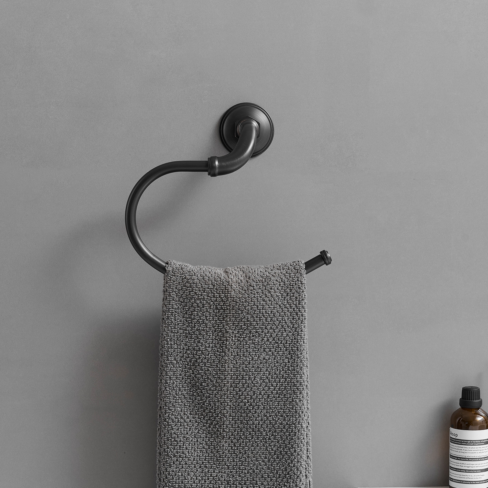 Juego de accesorios decorativos para baño en bronce frotado con aceite de 4 piezas: barra de toalla, porta papel higiénico, gancho para batas incluido A-91067-ORB
