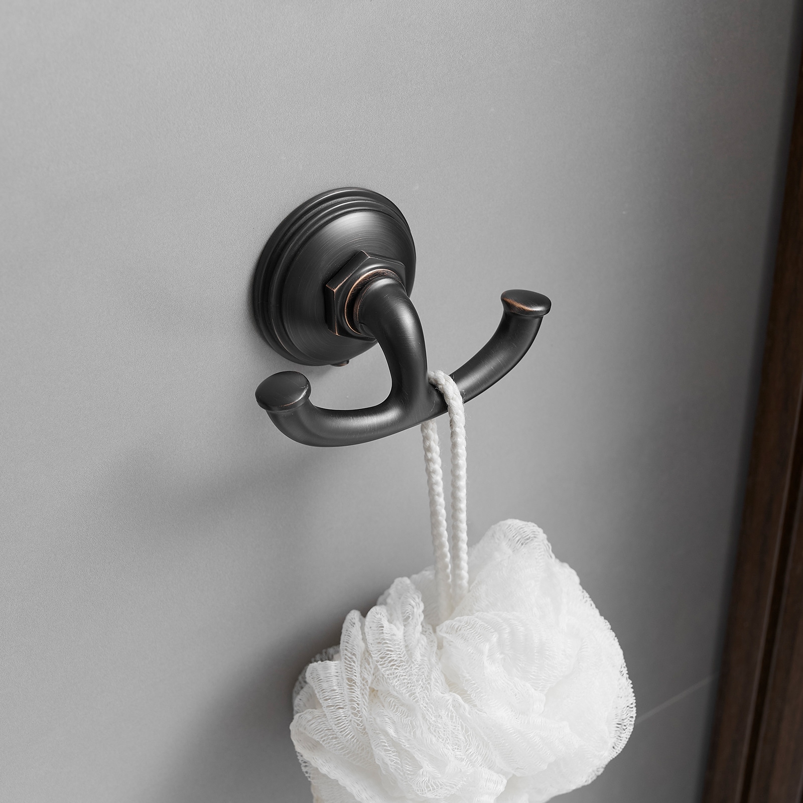 Juego de accesorios decorativos para baño en bronce frotado con aceite de 4 piezas: barra de toalla, porta papel higiénico, gancho para batas incluido A-91067-ORB