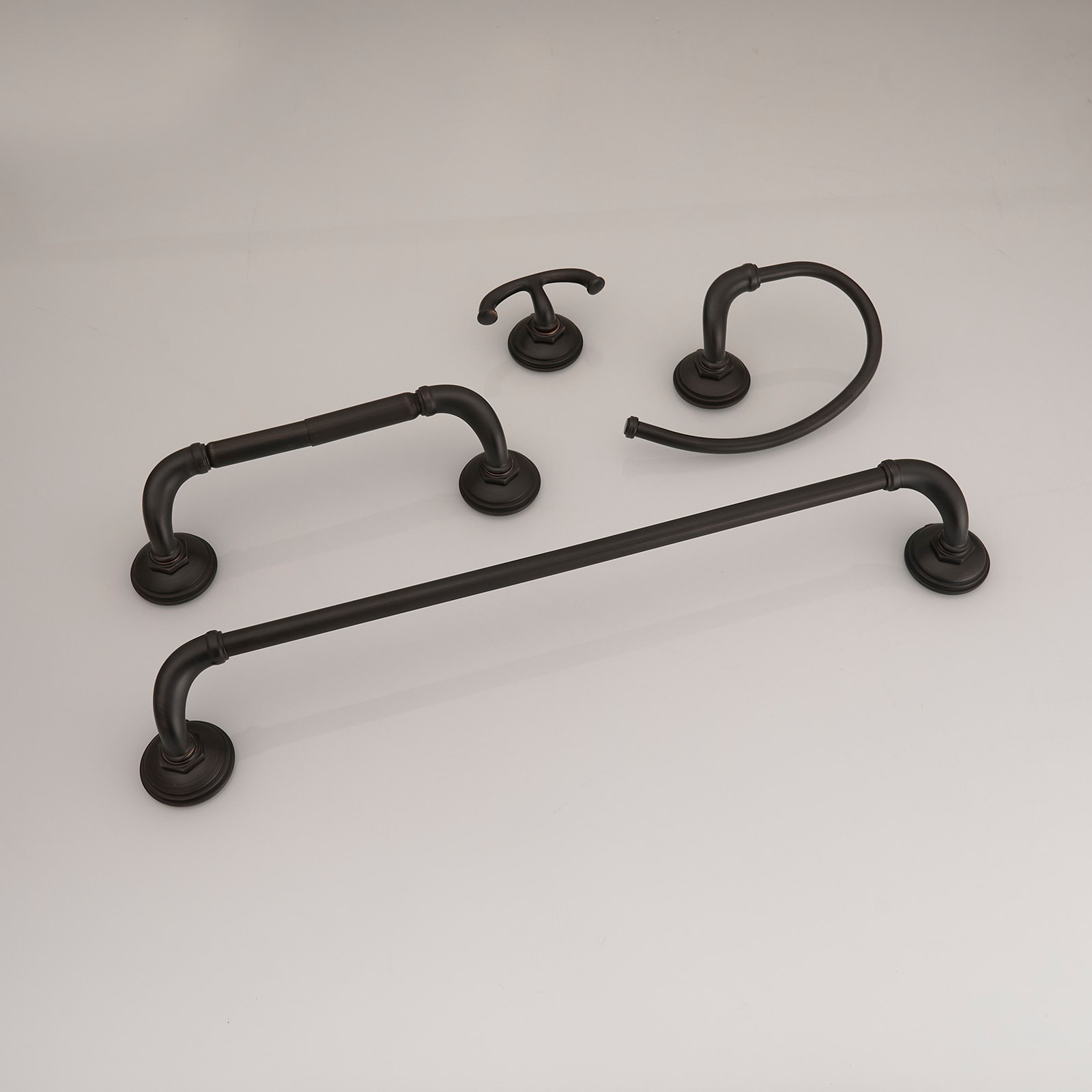 Juego de accesorios decorativos para baño en bronce frotado con aceite de 4 piezas: barra de toalla, porta papel higiénico, gancho para batas incluido A-91067-ORB