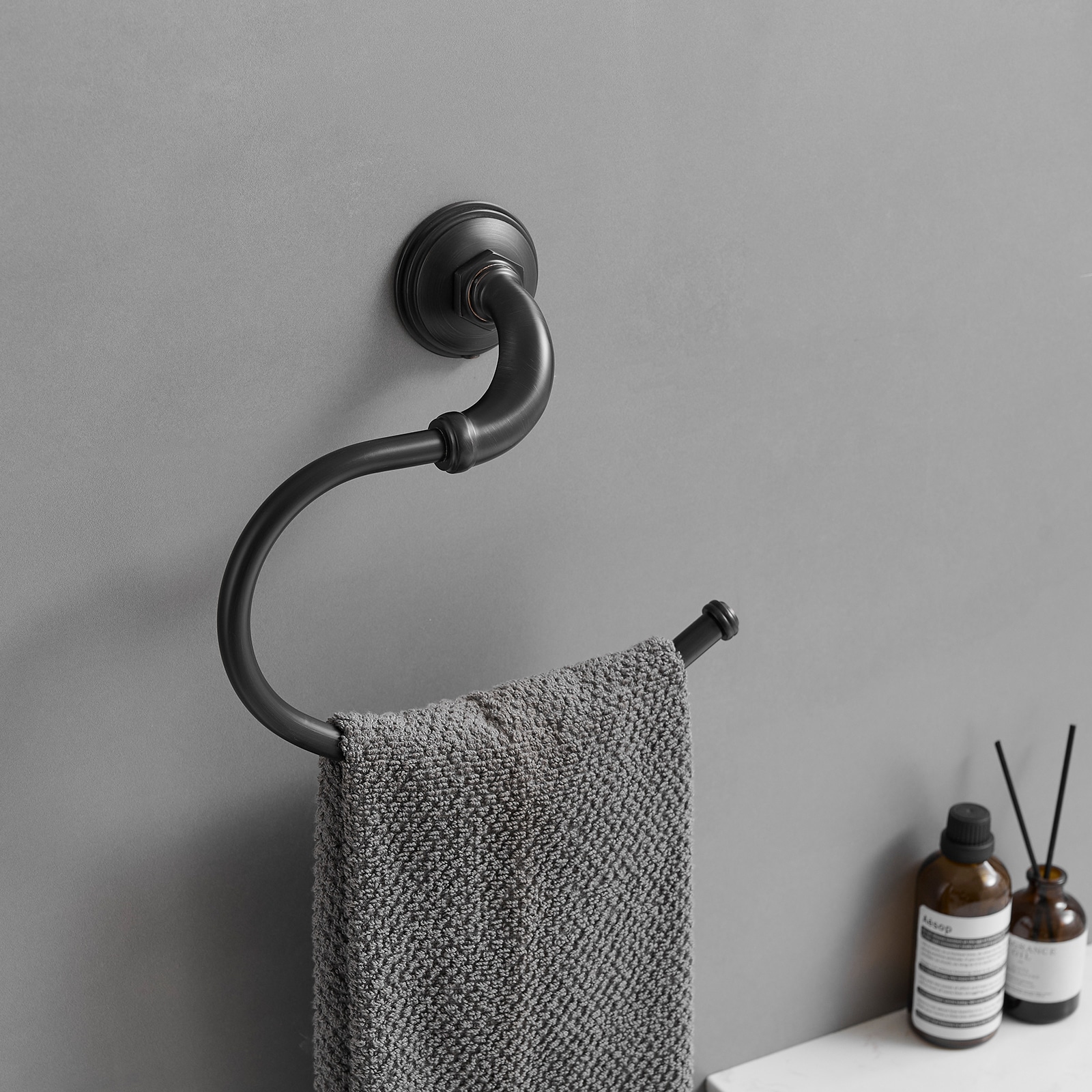 Juego de accesorios decorativos para baño en bronce frotado con aceite de 4 piezas: barra de toalla, porta papel higiénico, gancho para batas incluido A-91067-ORB