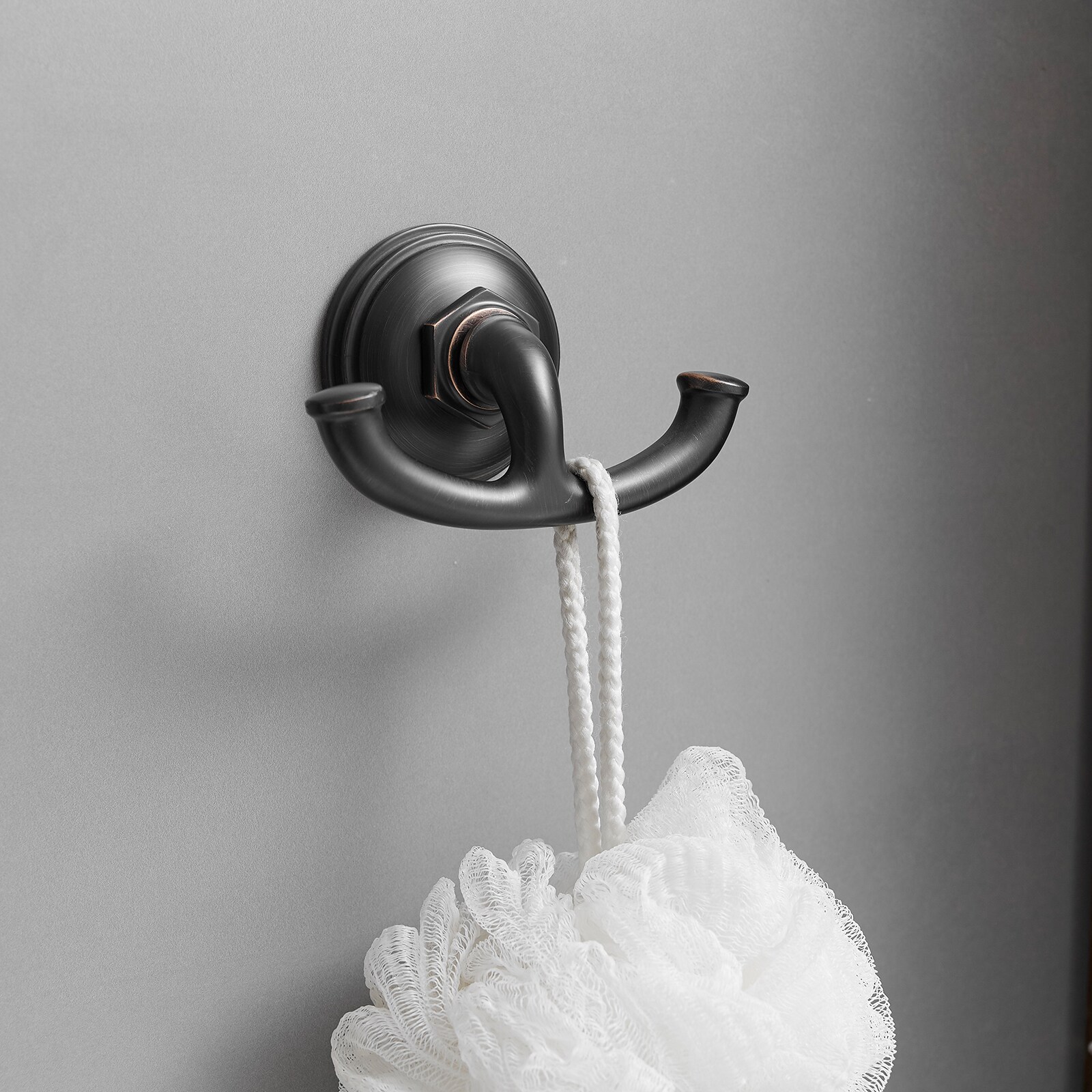 Juego de accesorios decorativos para baño en bronce frotado con aceite de 4 piezas: barra de toalla, porta papel higiénico, gancho para batas incluido A-91067-ORB