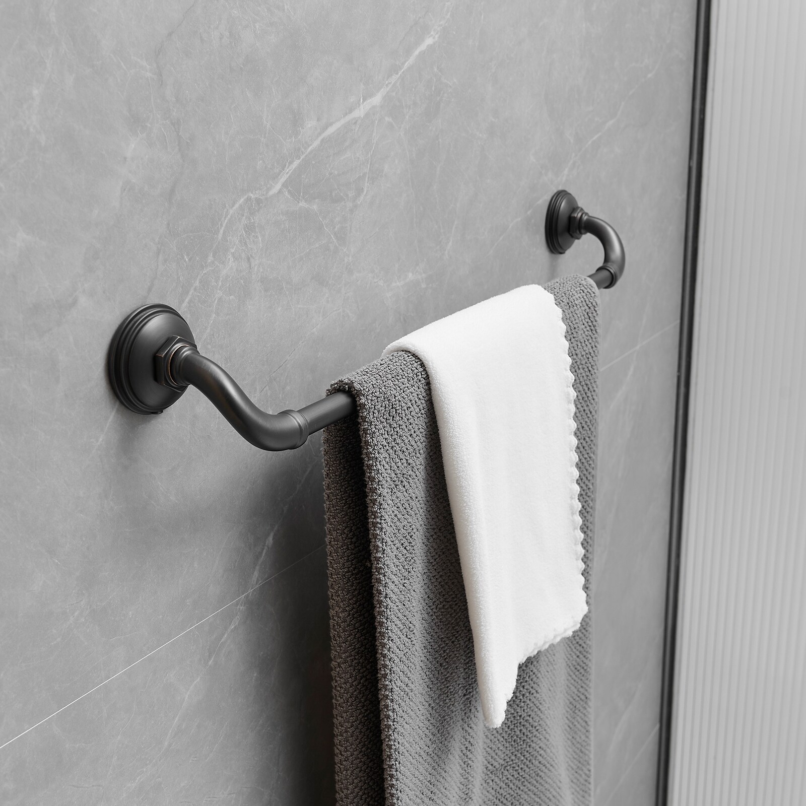 Juego de accesorios decorativos para baño en bronce frotado con aceite de 4 piezas: barra de toalla, porta papel higiénico, gancho para batas incluido A-91067-ORB