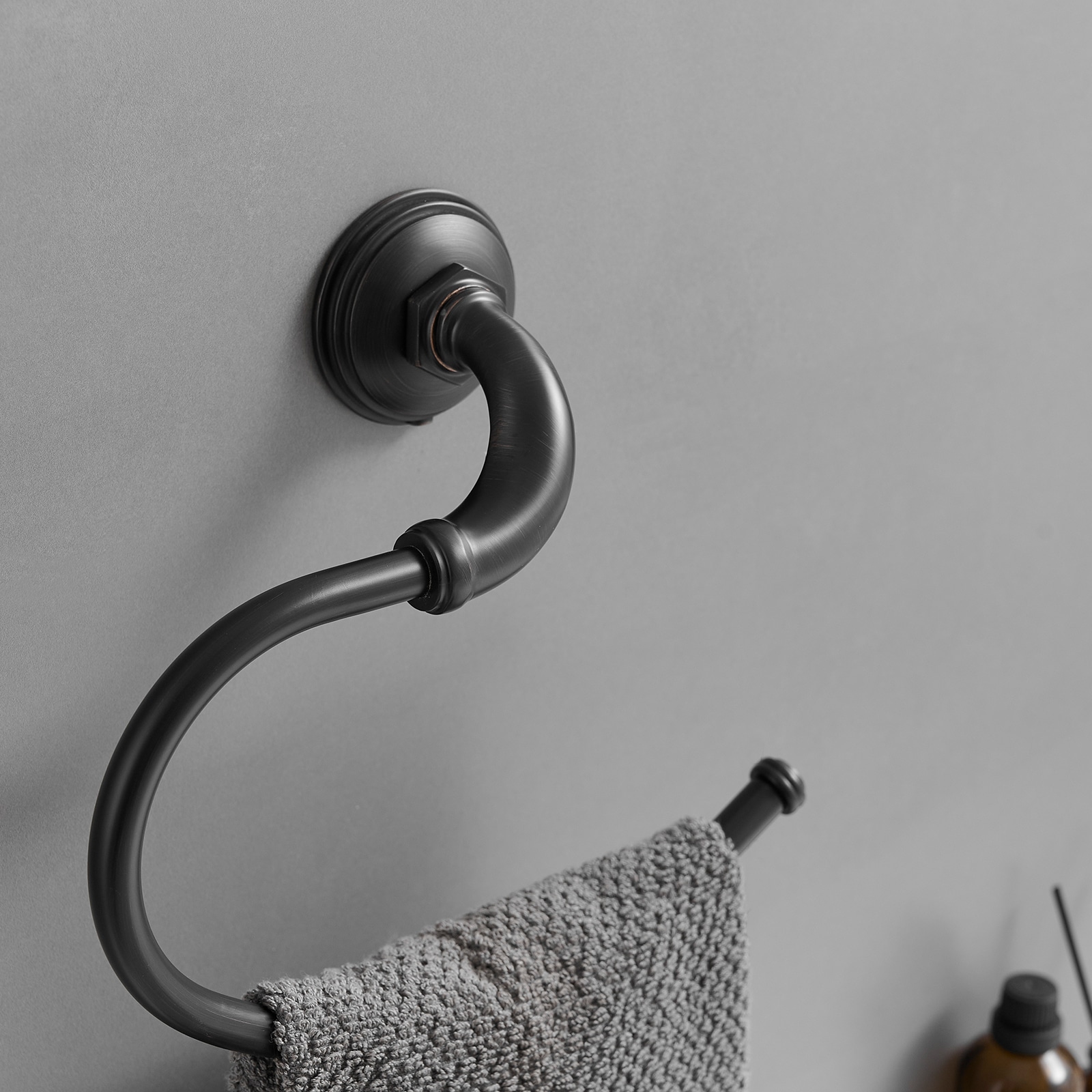 Juego de accesorios decorativos para baño en bronce frotado con aceite de 4 piezas: barra de toalla, porta papel higiénico, gancho para batas incluido A-91067-ORB