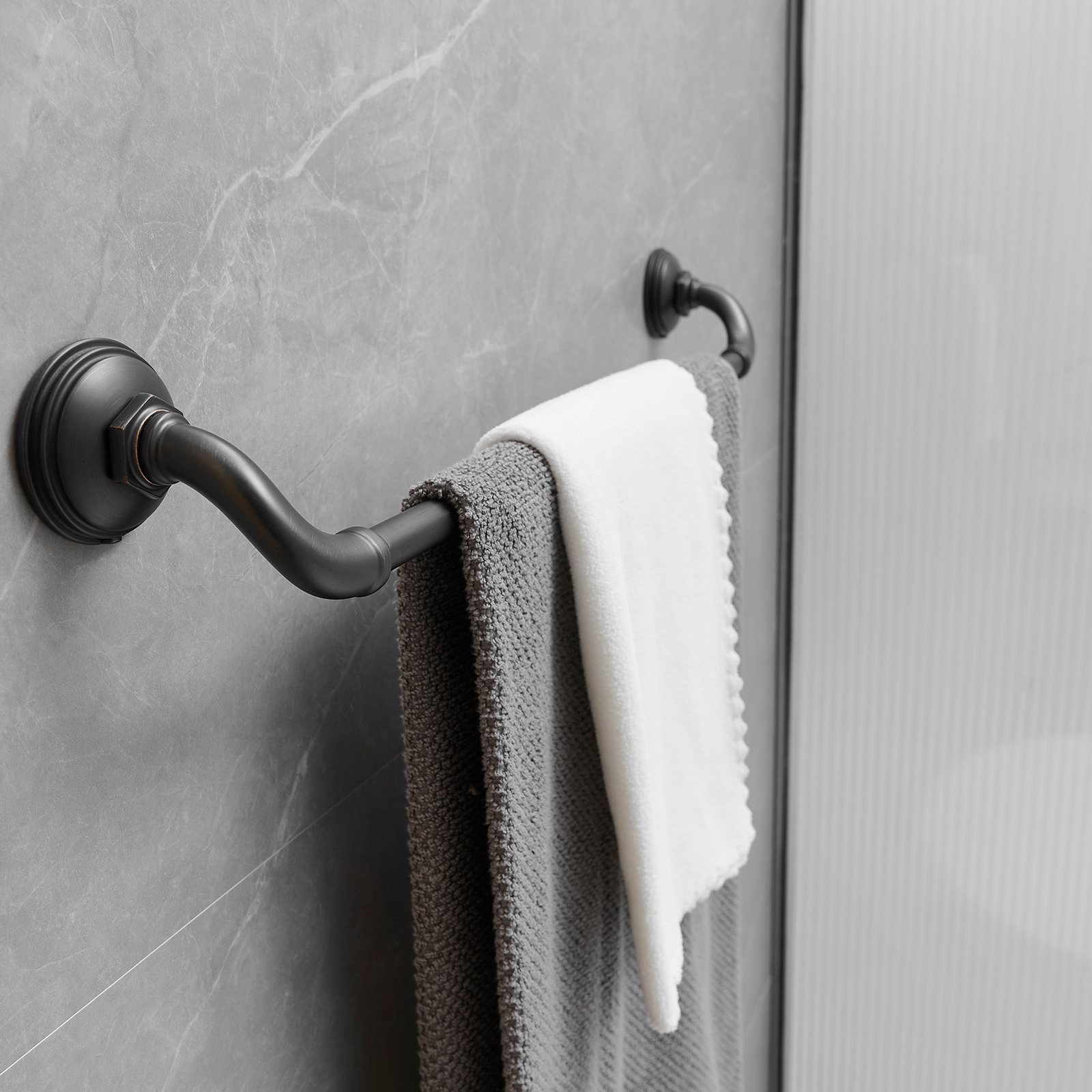 Juego de accesorios decorativos para baño en bronce frotado con aceite de 4 piezas: barra de toalla, porta papel higiénico, gancho para batas incluido A-91067-ORB