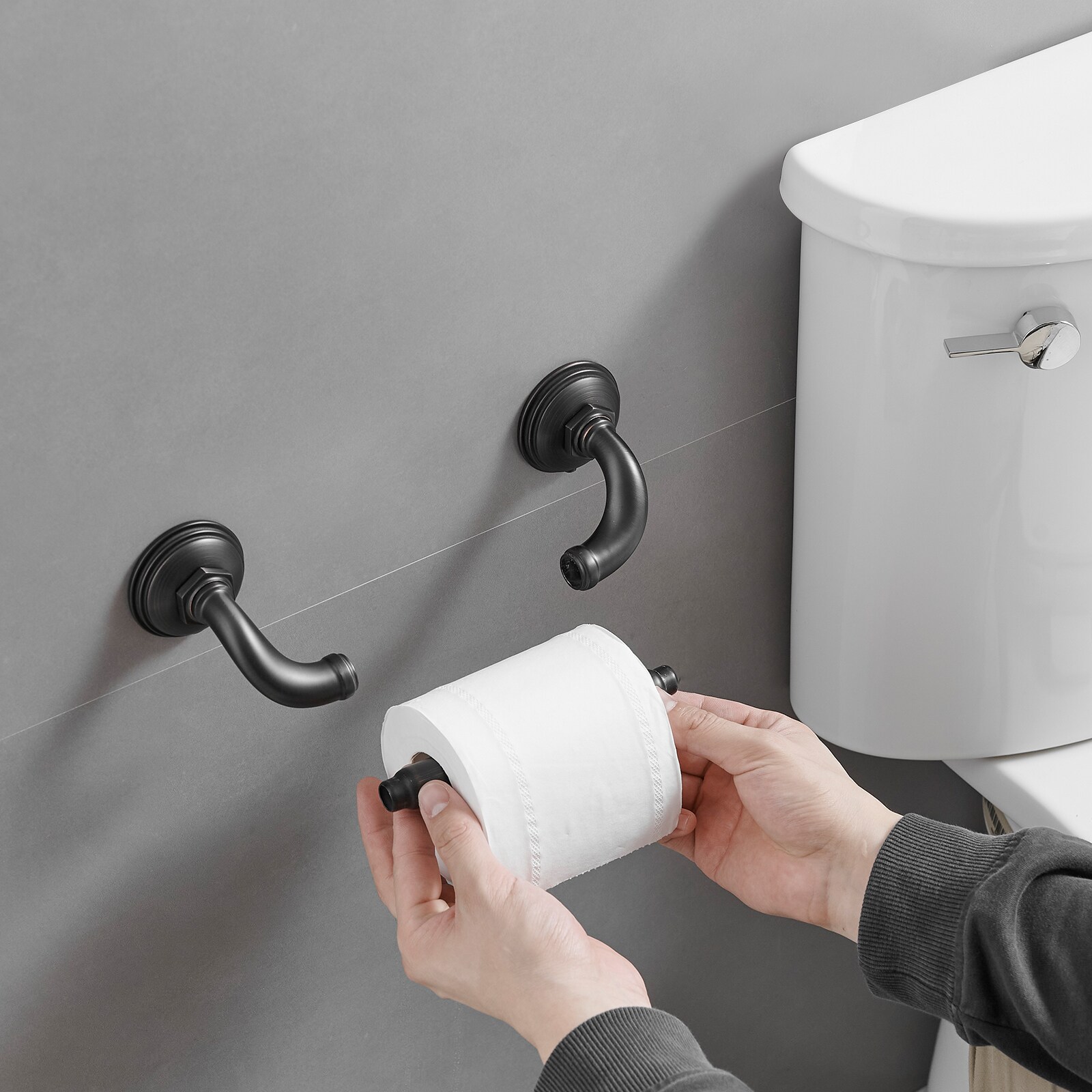 Juego de accesorios decorativos para baño en bronce frotado con aceite de 4 piezas: barra de toalla, porta papel higiénico, gancho para batas incluido A-91067-ORB