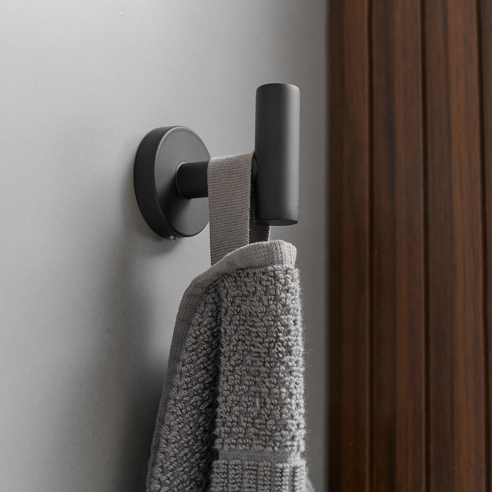 Juego de accesorios de baño en color negro mate de 3 piezas: Barra de toalla, porta papel higiénico y gancho para batas incluidos A-91062-B-3