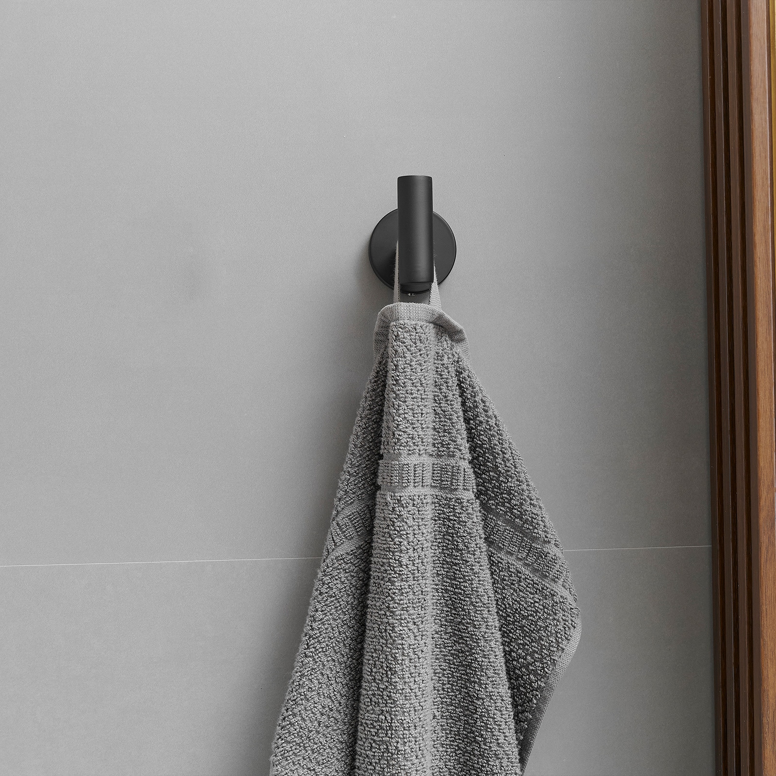 Juego de accesorios de baño en color negro mate de 3 piezas: Barra de toalla, porta papel higiénico y gancho para batas incluidos A-91062-B-3
