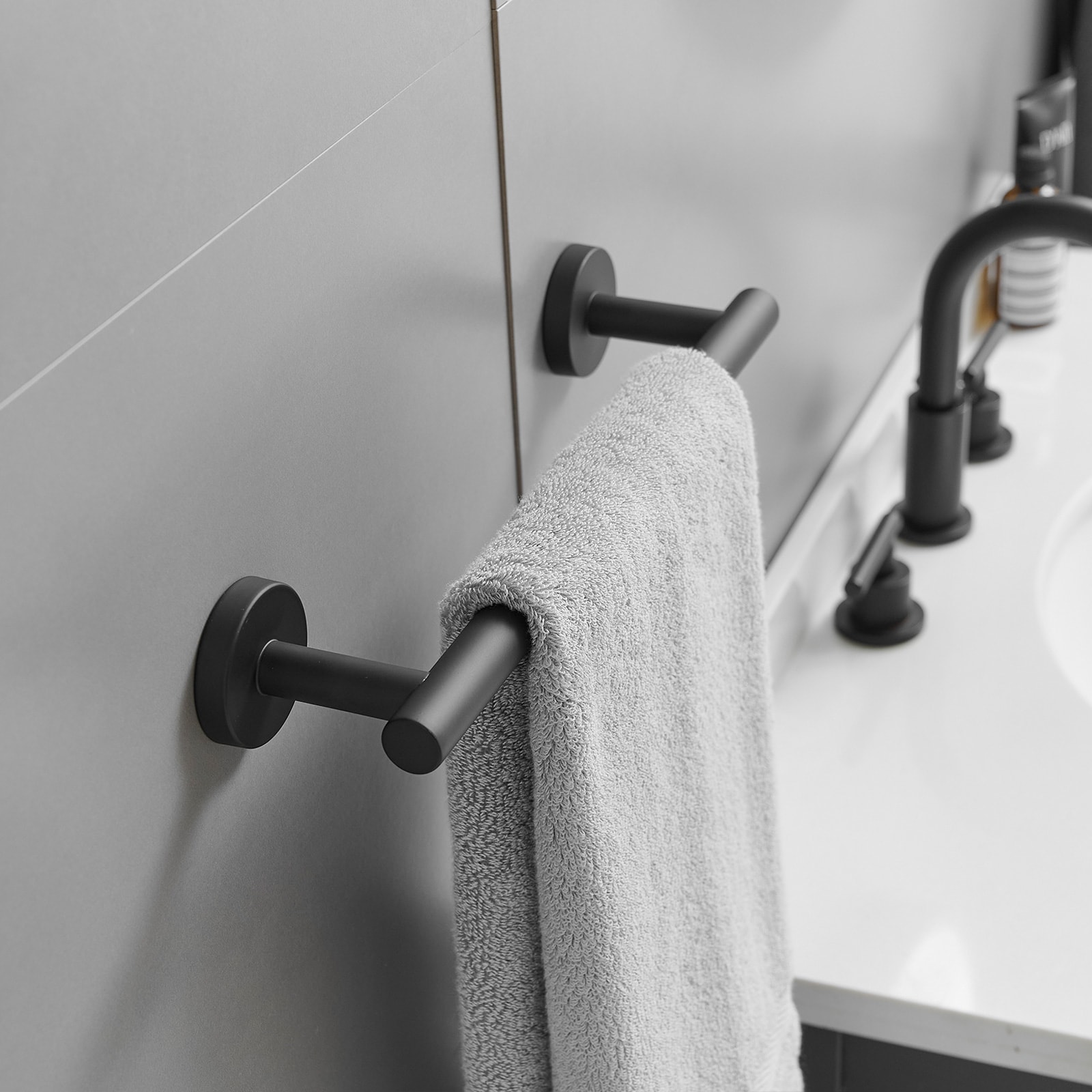 Juego de accesorios de baño en color negro mate de 3 piezas: Barra de toalla, porta papel higiénico y gancho para batas incluidos A-91062-B-3
