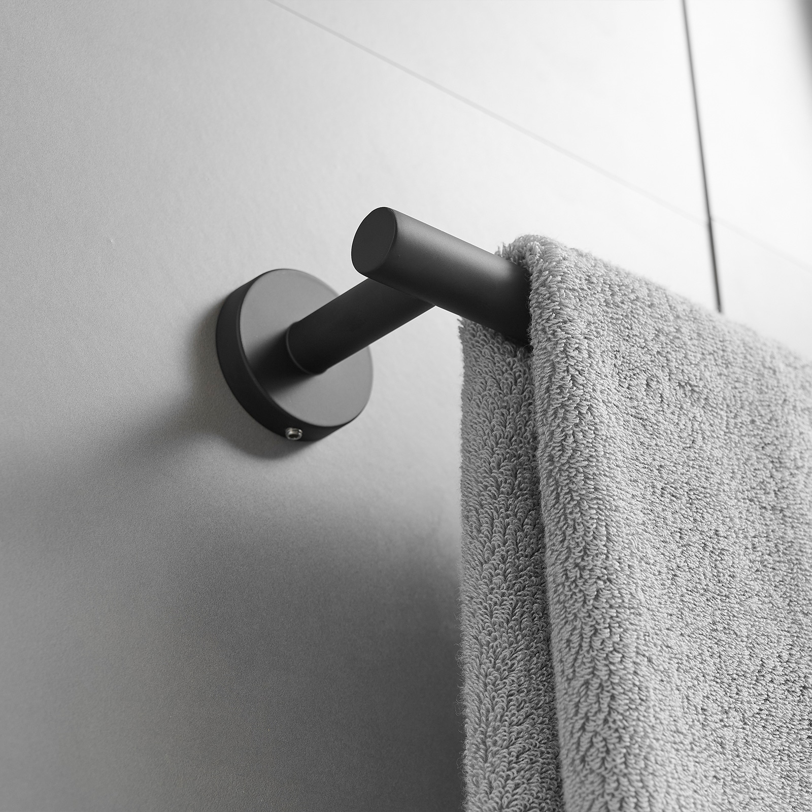 Juego de accesorios de baño en color negro mate de 3 piezas: Barra de toalla, porta papel higiénico y gancho para batas incluidos A-91062-B-3