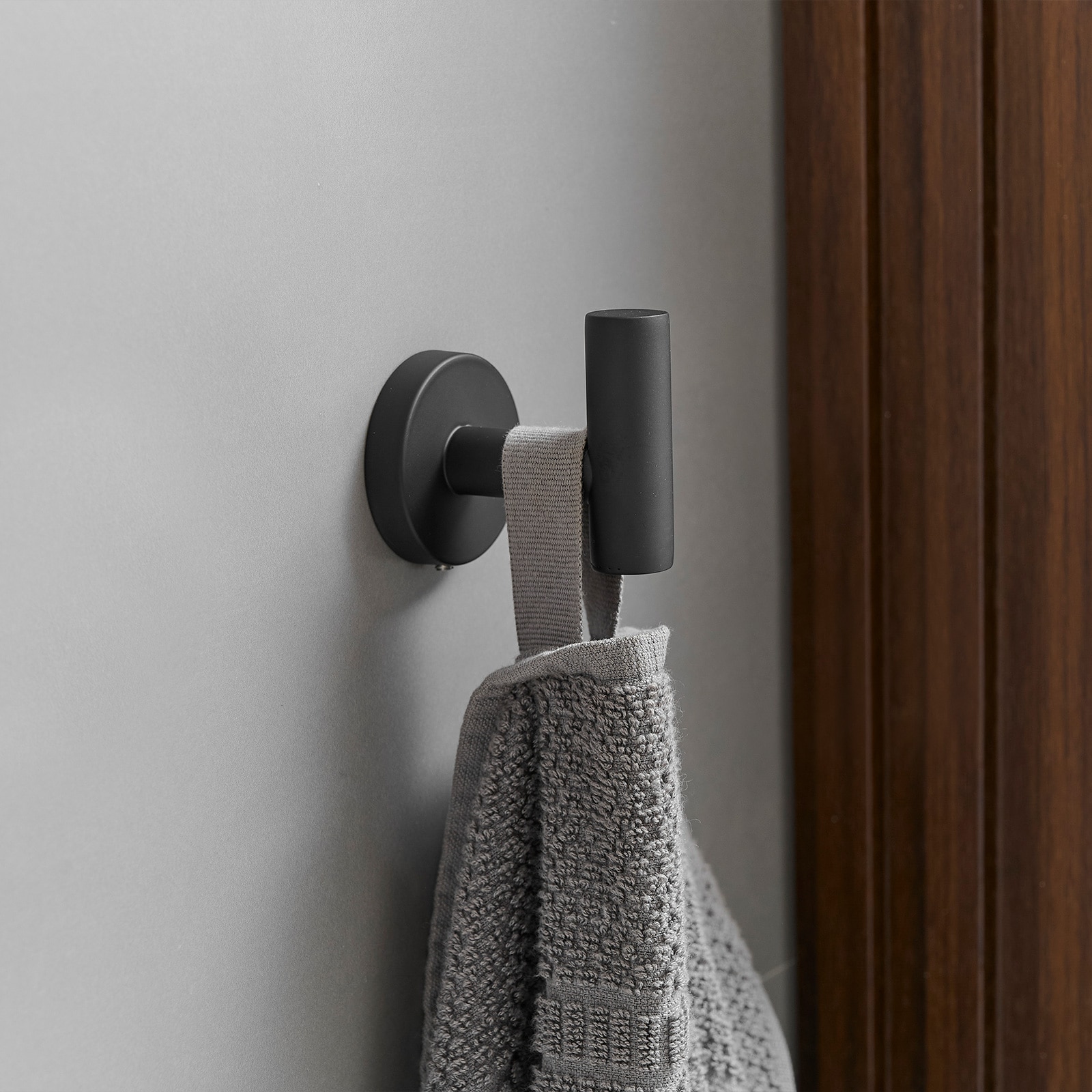 Juego de accesorios de baño en color negro mate de 3 piezas: Barra de toalla, porta papel higiénico y gancho para batas incluidos A-91062-B-3
