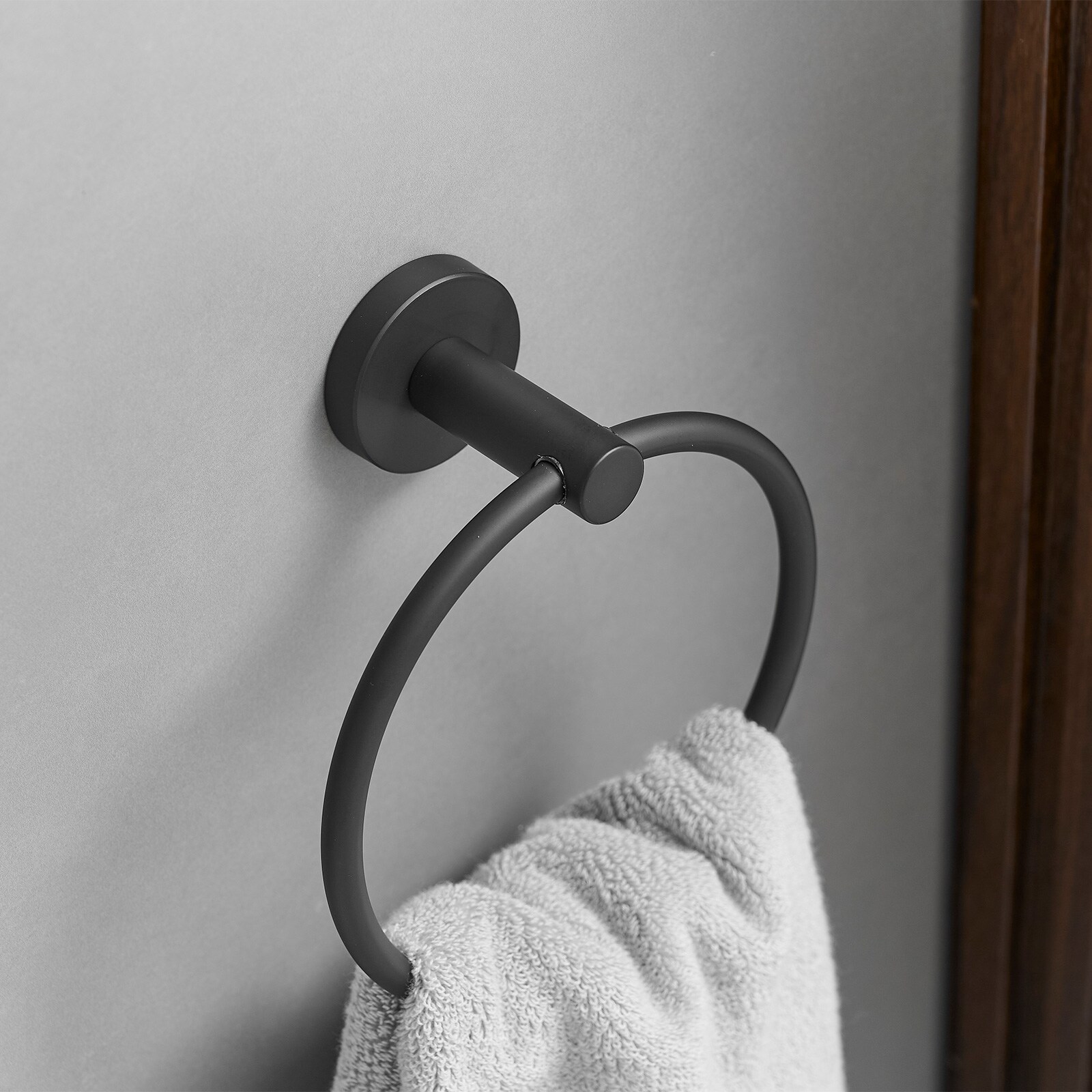 Set de accesorios para baño en negro mate de 3 piezas, incluye anillo para toallas y gancho para batas.
