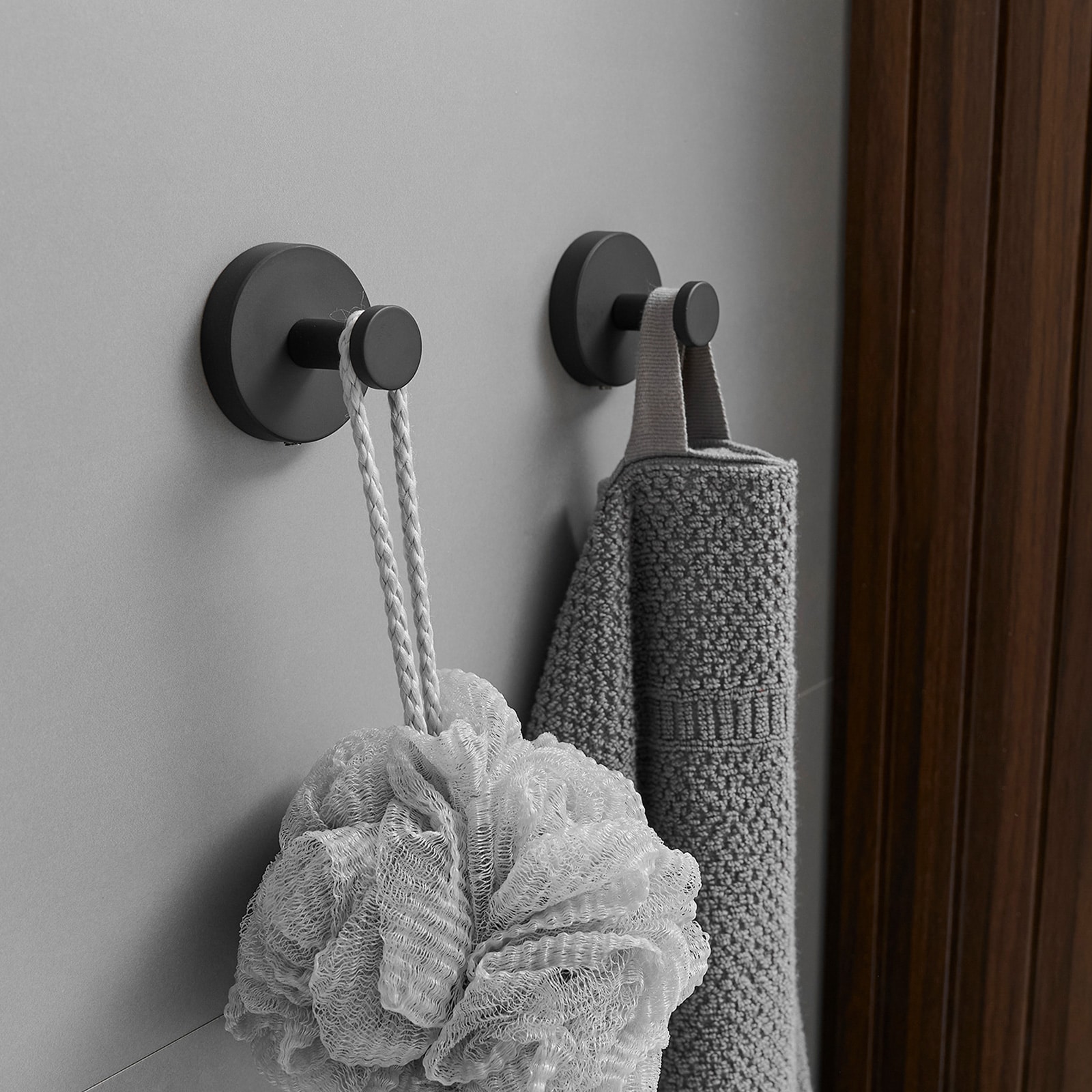 Set de accesorios para baño en negro mate de 3 piezas, incluye anillo para toallas y gancho para batas.