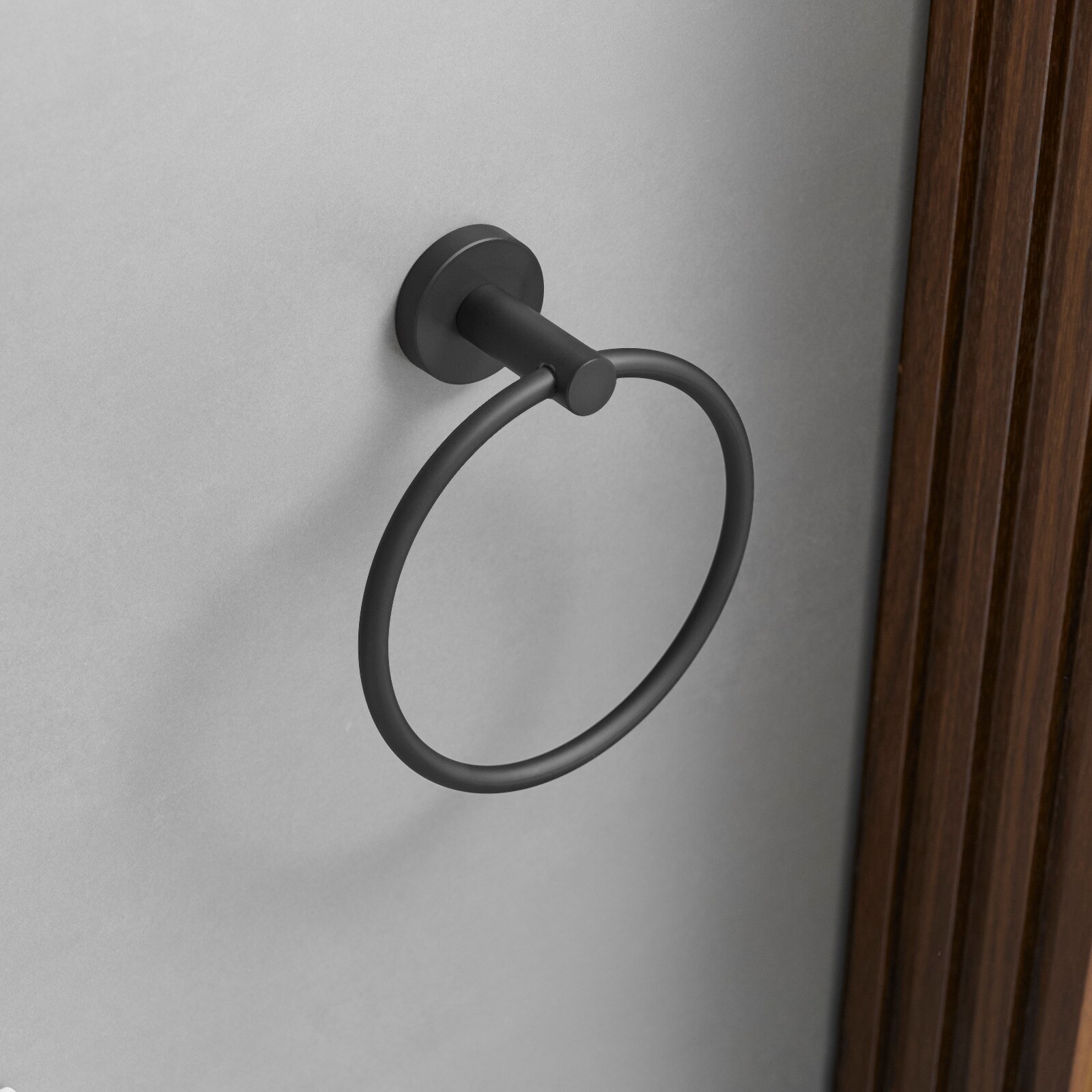 Set de accesorios para baño en negro mate de 3 piezas, incluye anillo para toallas y gancho para batas.