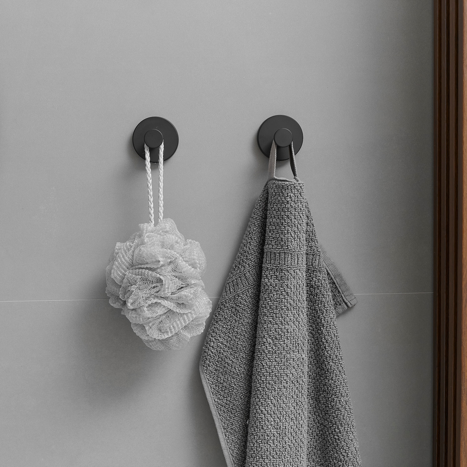 Set de accesorios para baño en negro mate de 3 piezas, incluye anillo para toallas y gancho para batas.
