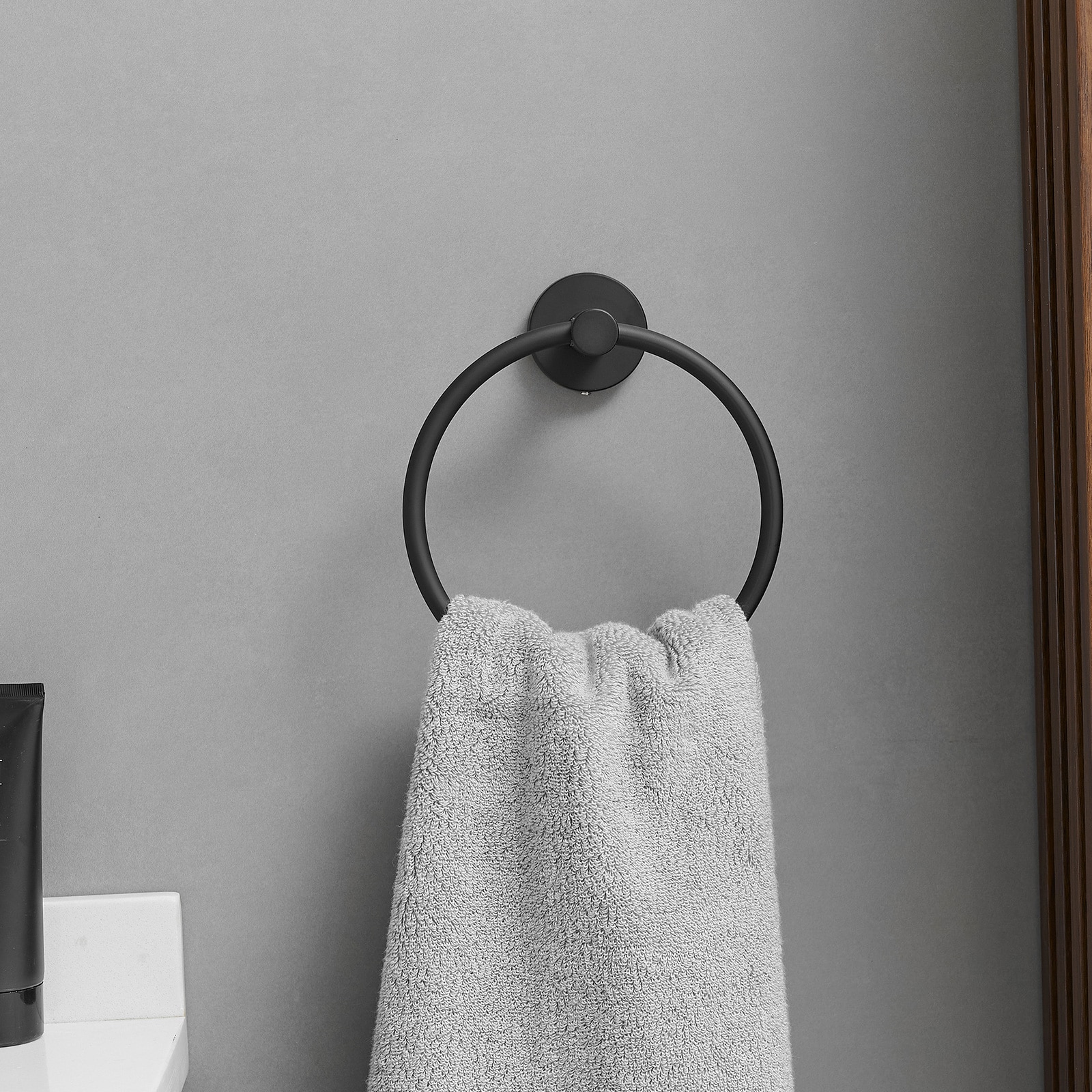 Set de accesorios para baño en negro mate de 3 piezas, incluye anillo para toallas y gancho para batas.